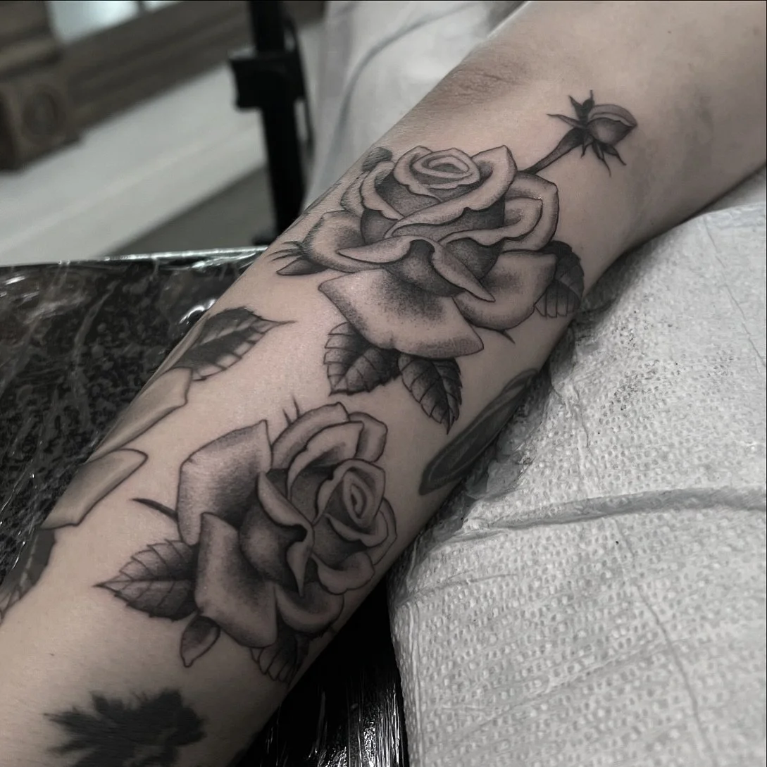 Roses , always in stock. mikepatriarcatattoo@gmail.com
&bull;
&bull;
&bull;
&bull;
#blackandgreytattoo #rosetattoo #singleneedletattoo #finelinetattoo