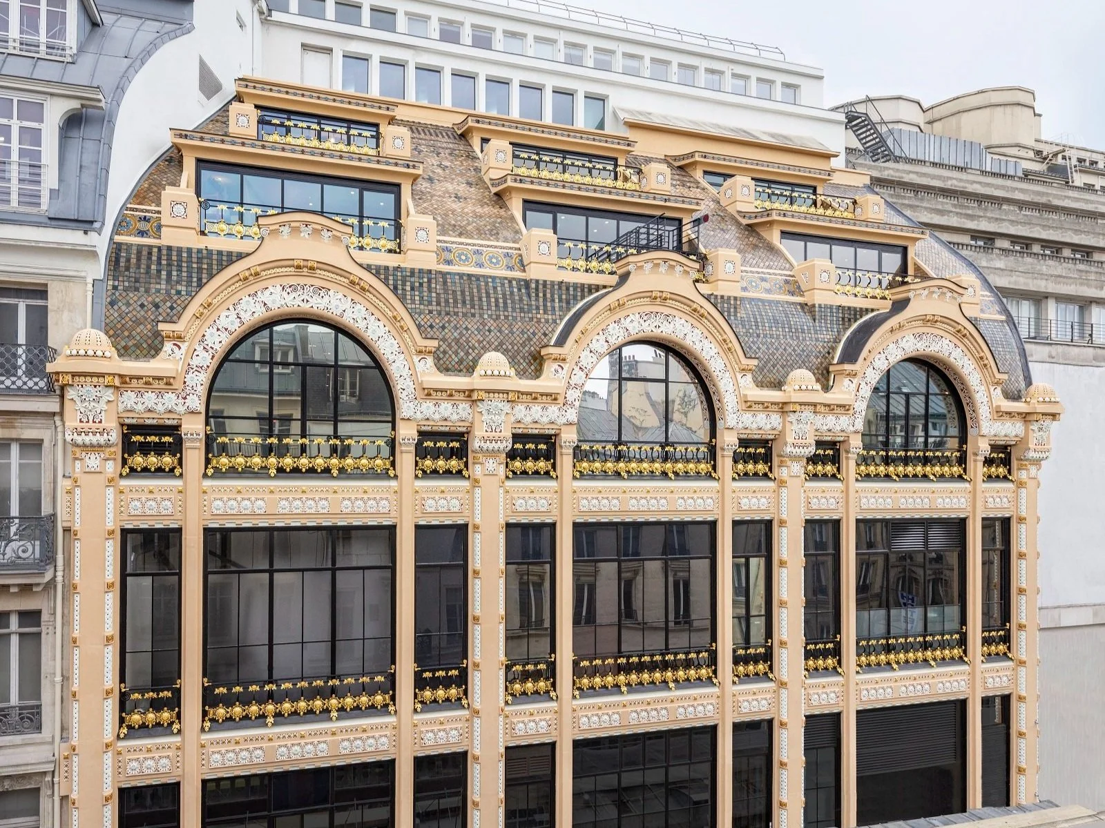 Le groupe Galeries Lafayette dévoile la façade néo-byzantine restaurée de leur vaisseau amiral parisien des Galeries Lafayette Haussmann 