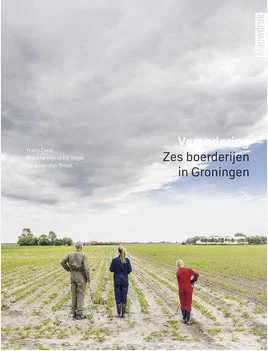 De fotografen Harry Cock en Marieke Kijk in de Vegte zijn door de Boerderijenstichting Groningen en Erfgoedpartners gevraagd om deze verandering vast te leggen. Ze maakten gevoelige en kleurrijke portretten van zes boerderijen en hun bewoners. Ingeleid door een essay van Nina van den Broek nemen de foto’s je mee naar het Groninger boerenerf, die dynamische plek waar heden, verleden en toekomst van het platteland zijn samengebald. De boerderijen die in beeld zijn gebracht liggen in Stedum, Bellingwolde, Usquert, Midwolda, Lauwerzij en Westeremden. Het boek is te bestellen op www.uitgeverijblauwdruk.nl