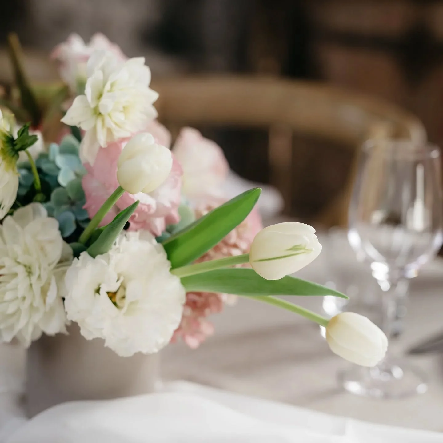 🌷Tulips, always a favourite of mine to have dancing along the table 🌷
#tulips #tablevases #tablesetting #weddingreception #tablestyling #weddingflowers #florist #geelongwedding #geelongflorist