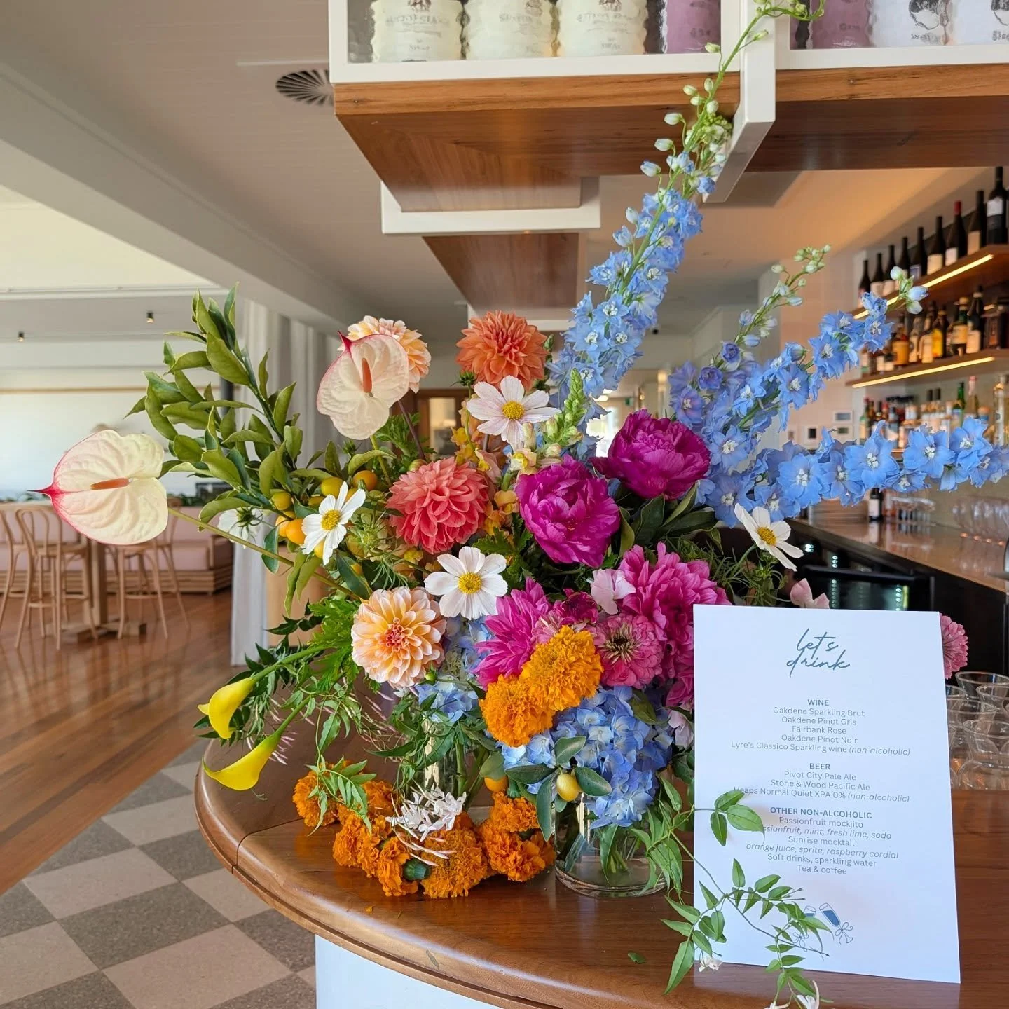 Summer in a vase 🔆

#weddingseason #barflowers #flowers #weddingreception #brightflowers #summerwedding #geelongwedding #barwonheads #barwonheadswedding