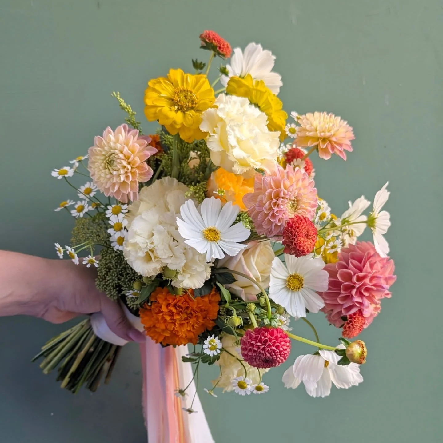 For Larni ☀️🍊🍋🌼

#weddingbouquet #dahlias #cosmos #geelongflorist #bridalbouquets
