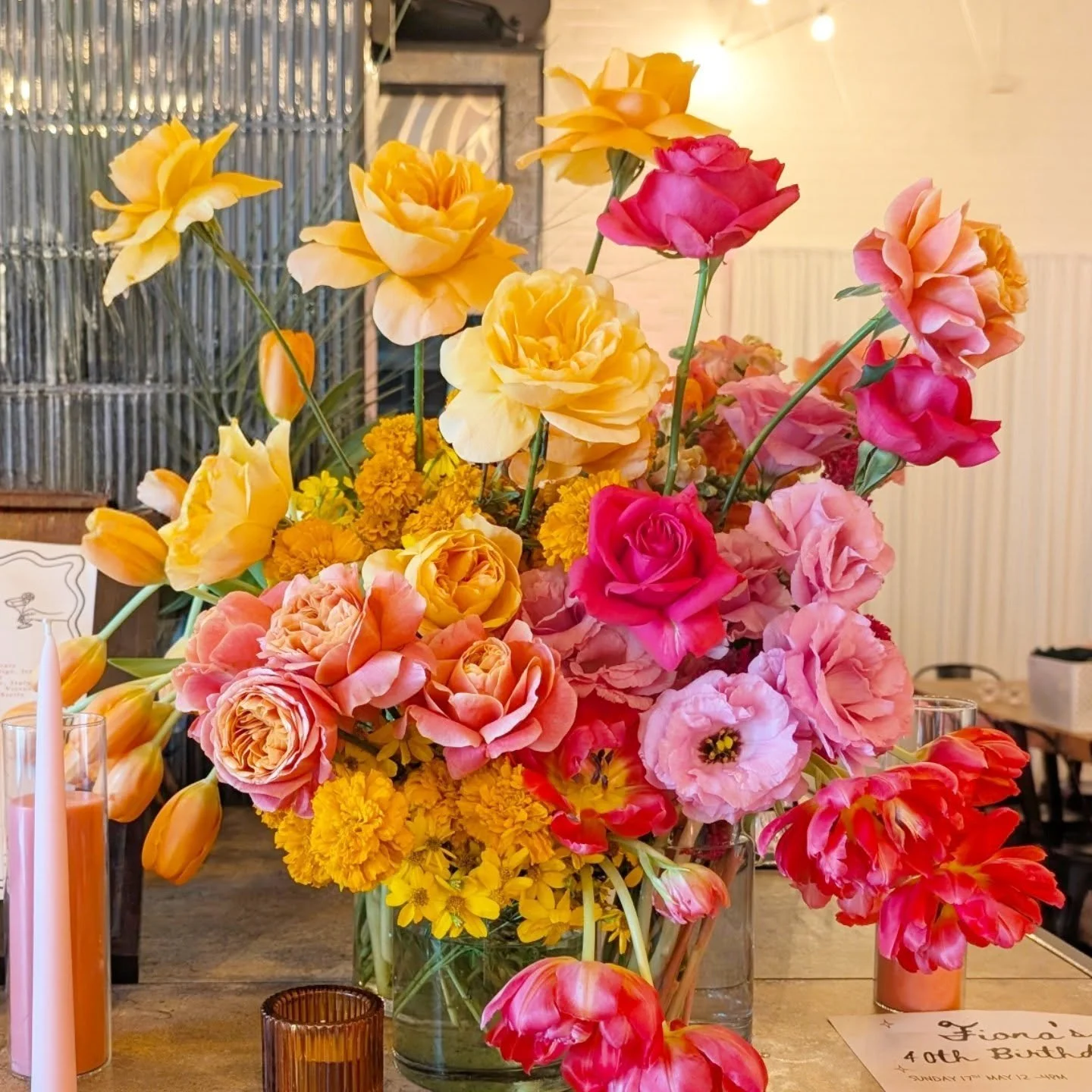 Happy 40th Fi 🎉 
Venue: @olivasocial

#birthday #sunsetflowers #barflowers #roses #brightflowers
