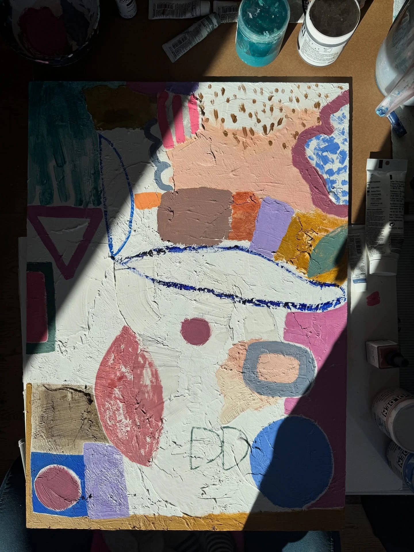 Experimenting with shapes and colour while listening to @tynathanclark and @nathanterborg unpick @jerrysaltz book &lsquo;How to be an Artist&rsquo; via their @justmakeartpodcast. These episodes are really helping me stay on track when the &lsquo;I am