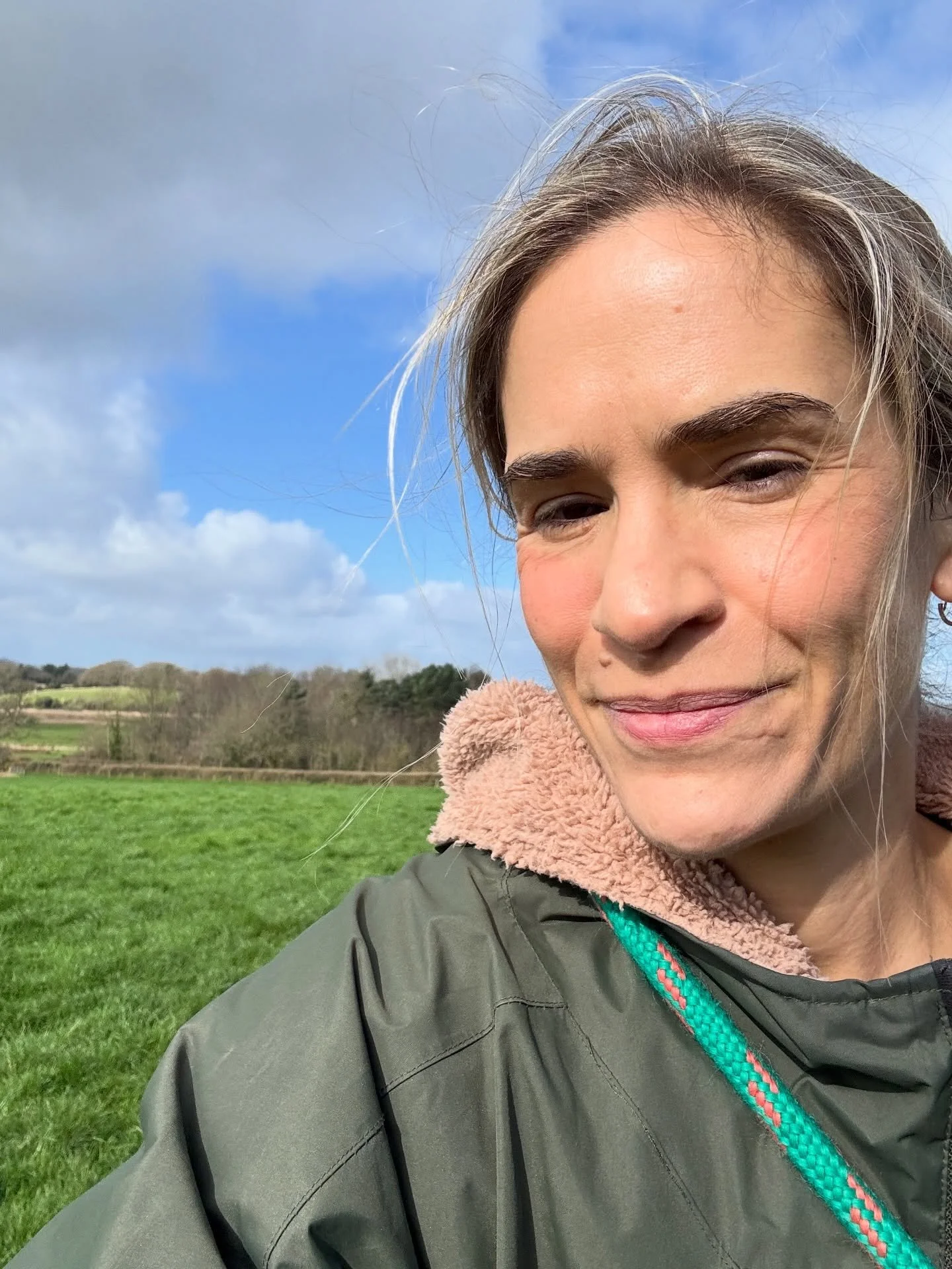 Who doesn&rsquo;t love a &lsquo;recent&rsquo; photo carousel.. mine is very simple but here we go:

1) blue sky
2) best day in Bath @mercia80 @lucindaclowe 
3) new waterproof trainers @hoka 
4) the tulips @dartsfarm
5) sofa time with Bonnie 
6) sunse