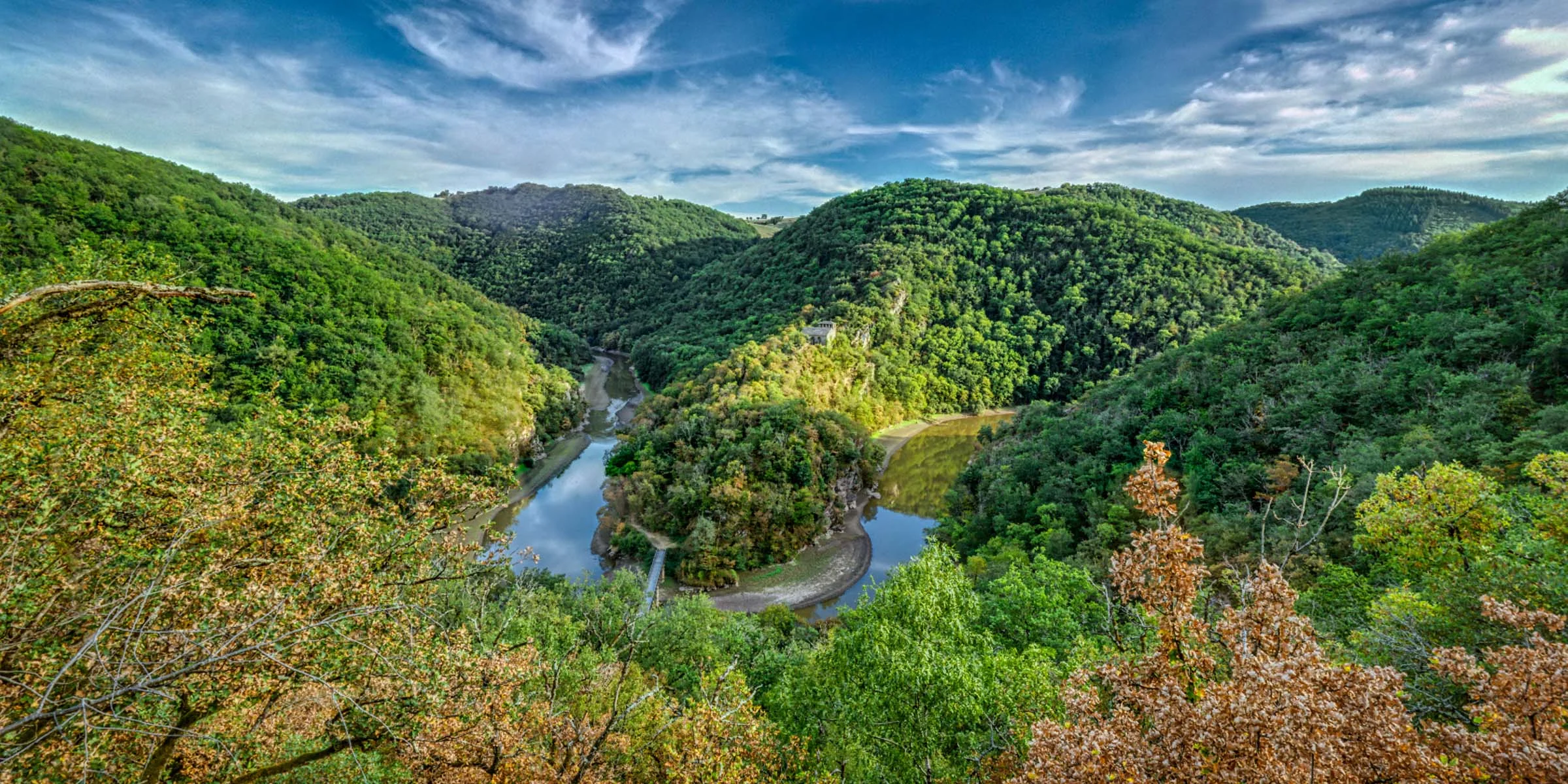 Une vue de la Chapelle de Las Planques au-dessus de la rivière du Viaur