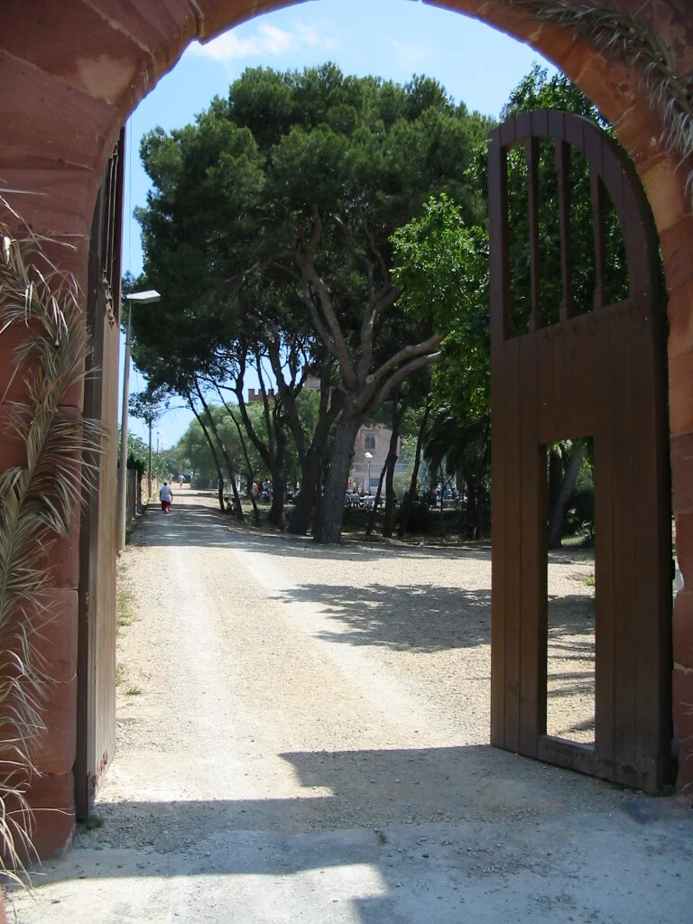 Under a tree near Castle, Casteldefels, Spain // Binaural