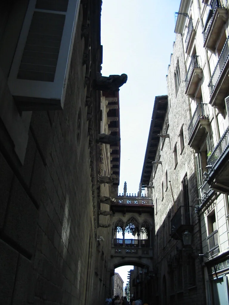 Walking in Barre Gothic, Barcelona, Spain - Binaural