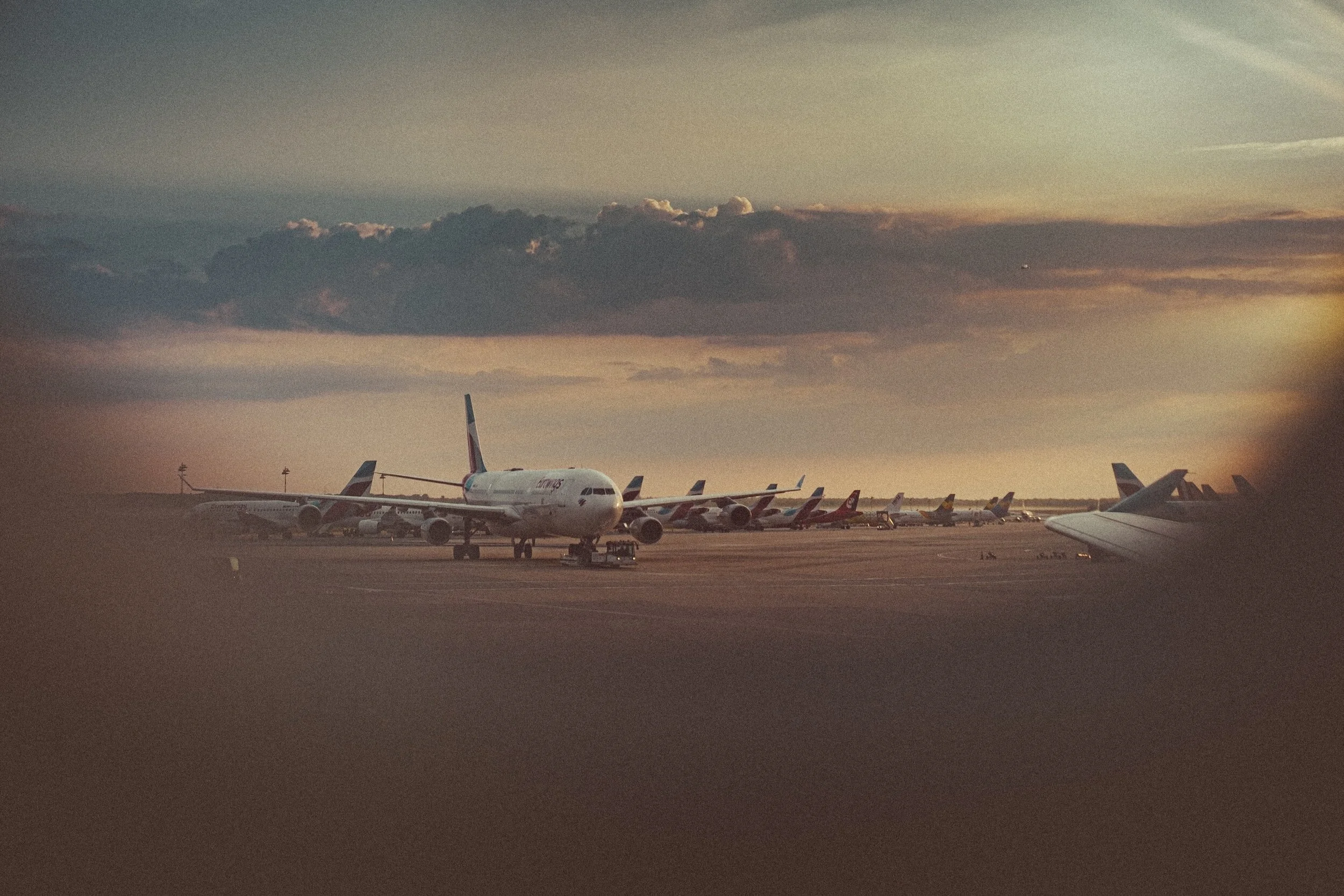Dusseldorf Airport ambience, announcements, cool boing sound, track squeak - binaural