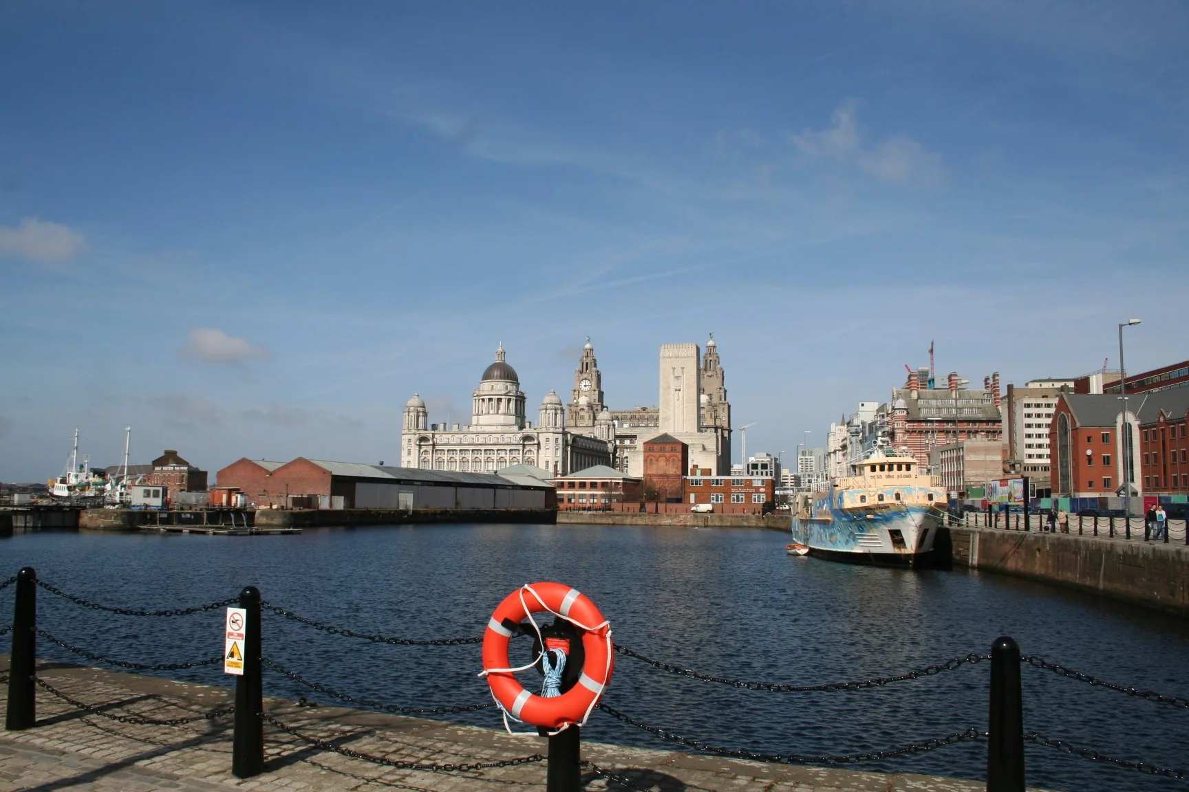 Busker at Albert Docks, Liverpool - Binaural