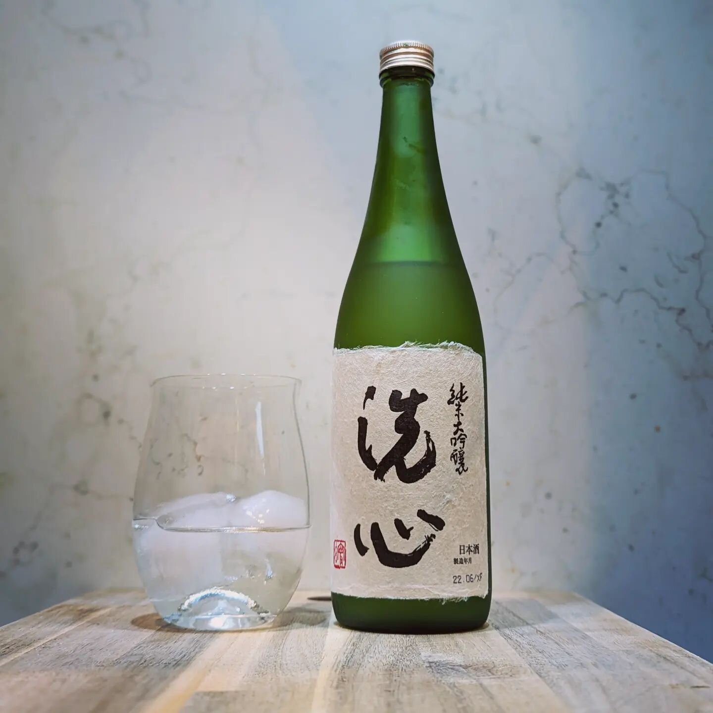 Kubota Senshin Junmai Daiginjo from Niigata prefecture 🇯🇵
.
In 3 words: Smooth, mellow &amp; complex

Senshin translates to &lsquo;Sophisticated Mind&rsquo;, and it was surely a wise head that conceived such a special brew. Produced with the local 