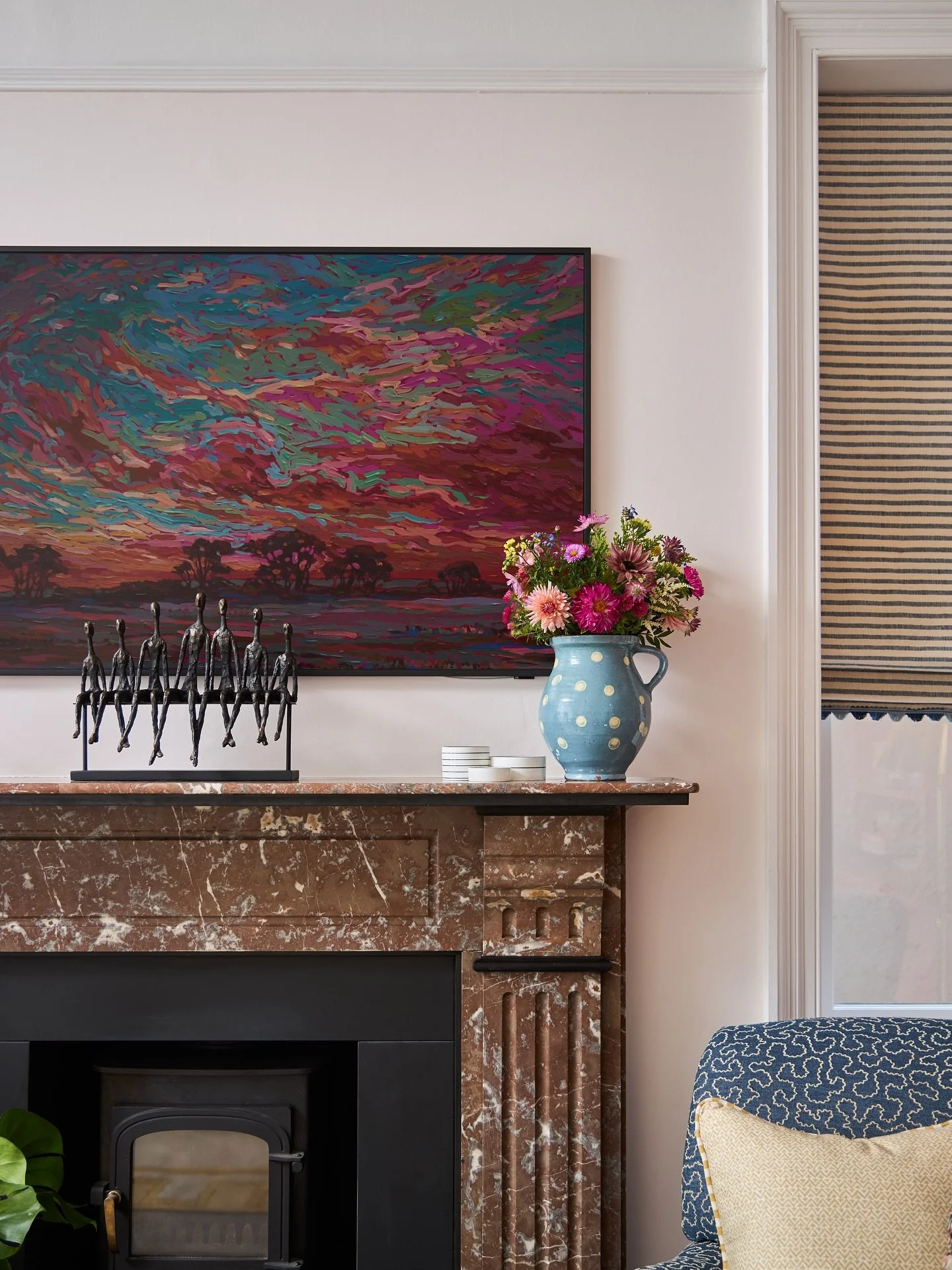 Did you spot it?
The TV in this photo deserves an award, don’t you think?
Featuring a @samsunguk Frame TV cleverly catfishing as fine art!
Proving that luxury can be about what you don’t see!
.
.
.
#interiordesigninspirations #kentinte