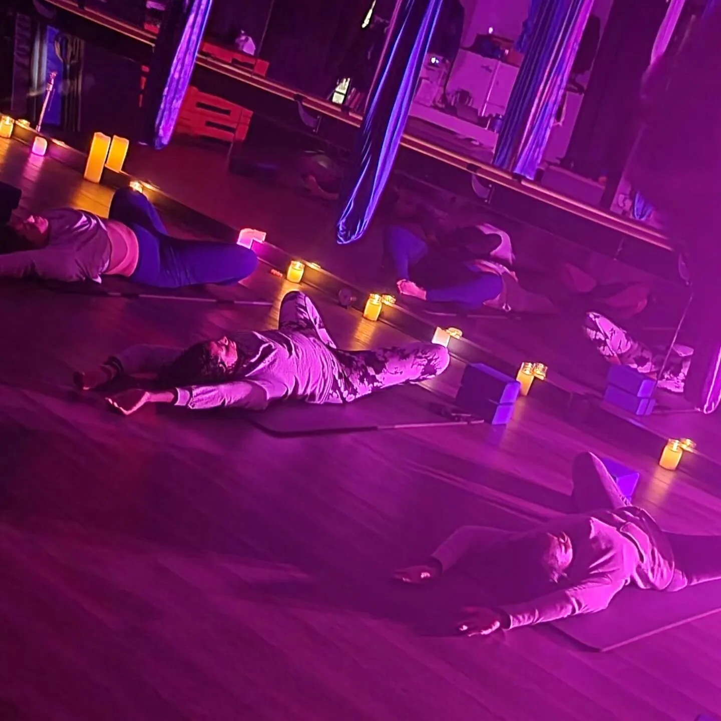 Nothing feels better than a Candlelight Sky Stretch Class!! 

Come stretch with us on Tuesday and Thursday nights at 8pm!!

#theskybarre#skykandy #skybestie
#theskybarre #skyplanks #coresisters #skytribe #aerialfitness #atlantafitness #barre #indooro