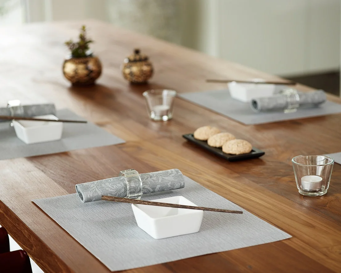 Lifestyle_placemat+with+napkin_silver+grey+with+silver+grey+floral.jpg