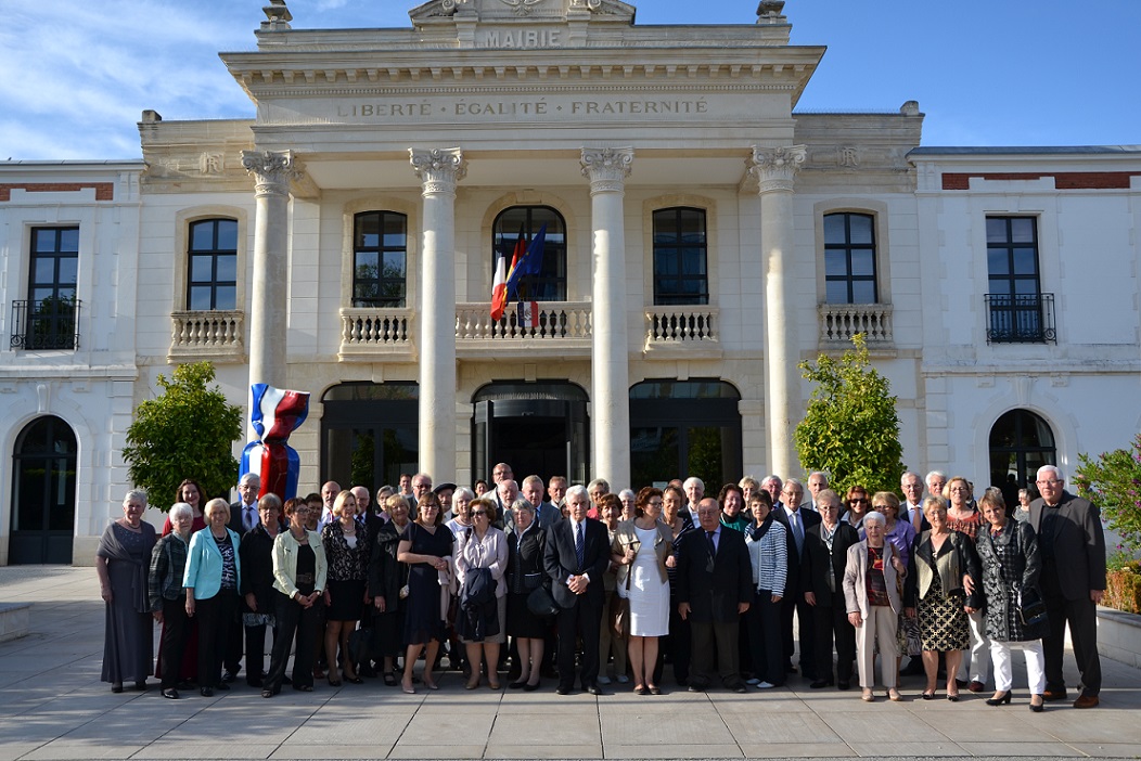 2016 Arcachon Burgerreisende vor Rathaus mit franz. Freunden .jpg