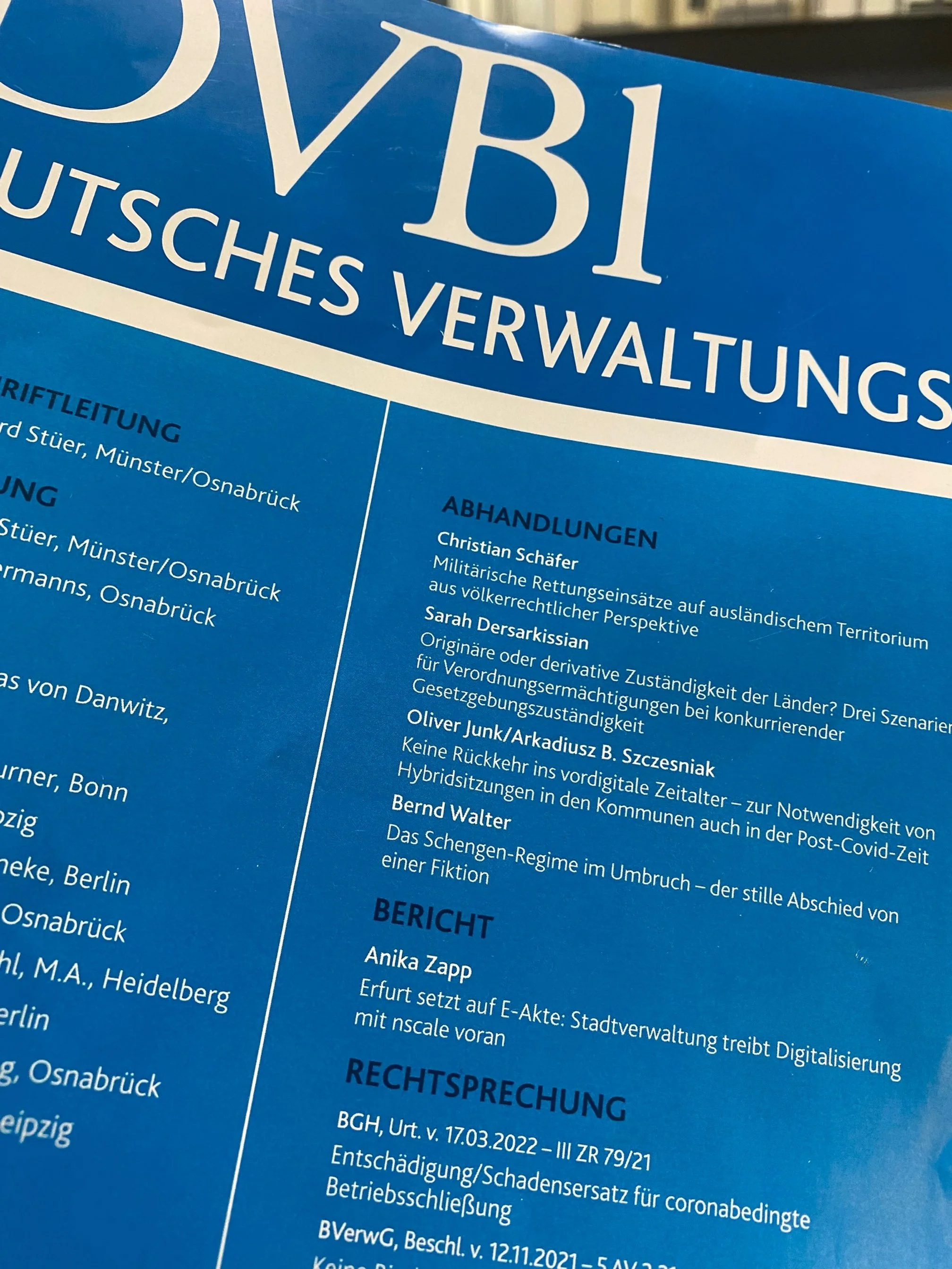 Beitrag in: DVBl 12/2022 "Keine Rückkehr ins vordigitale Zeitalter - zur Notwendigkeit von Hybridsitzungen in den Kommunen auch in der Post-Covid-Zeit"