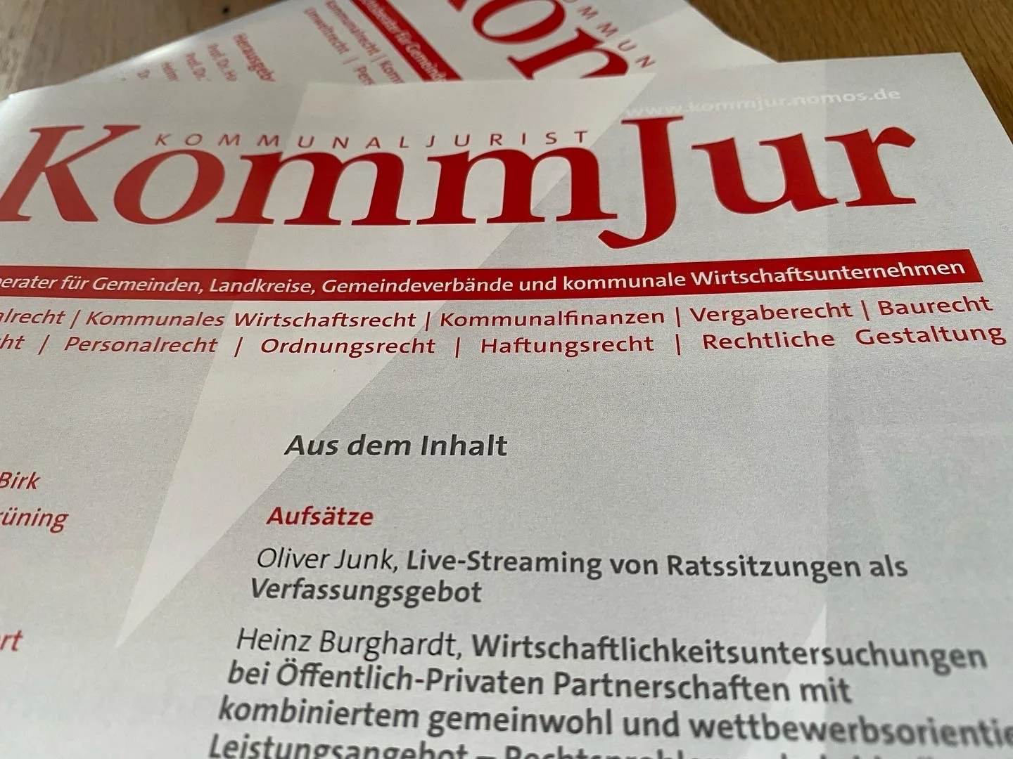 Aufsatz in: KommJur 08/2022, S. 281 ff., "Live-Streaming von Ratssitzungen als Verfassungsgebot"
