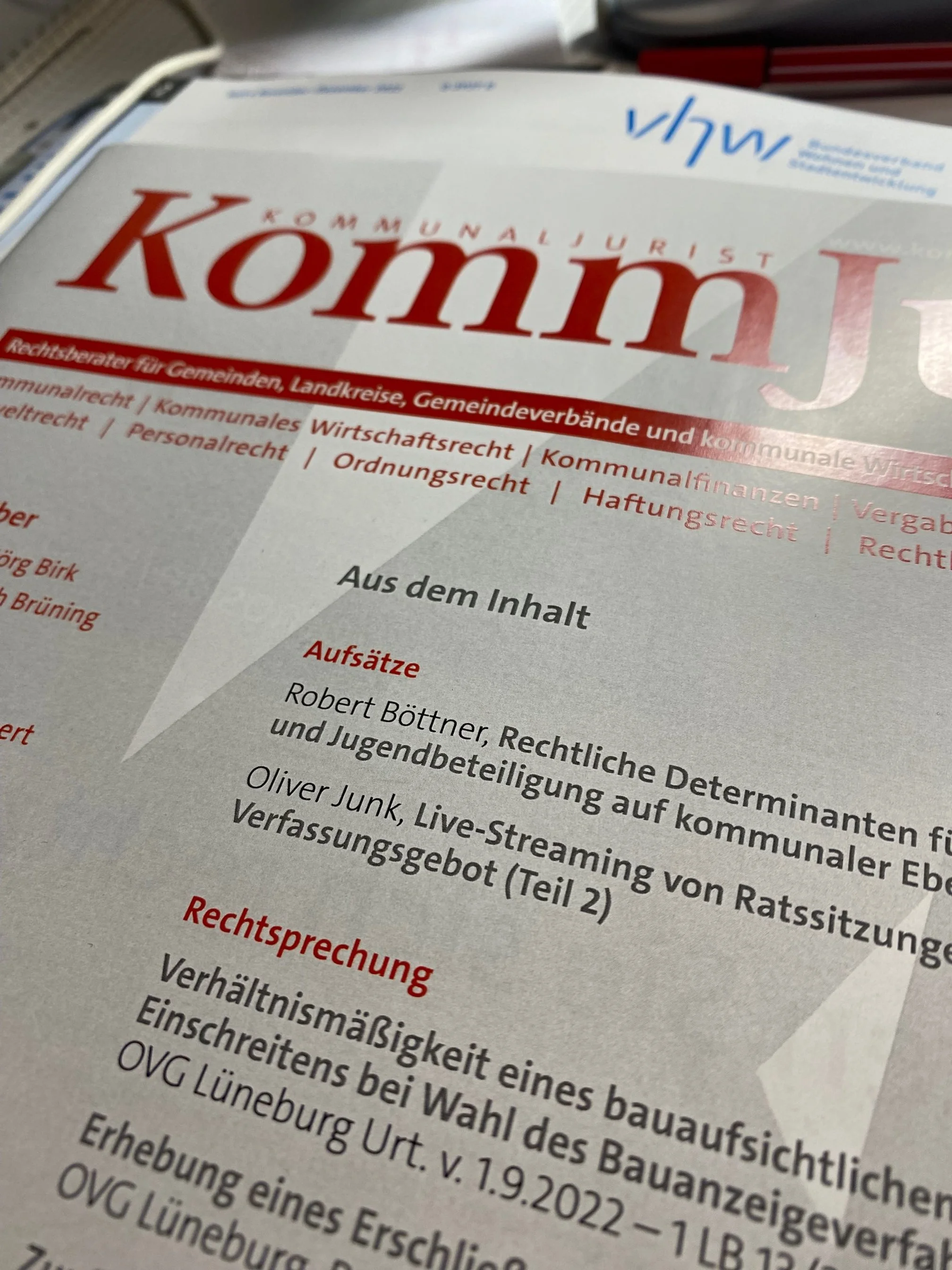 Beitrag in: KommJur 11/2022, S. 405 ff. "Live-Streaming von Ratssitzungen als Verfassungsgebot (Teil 2)"