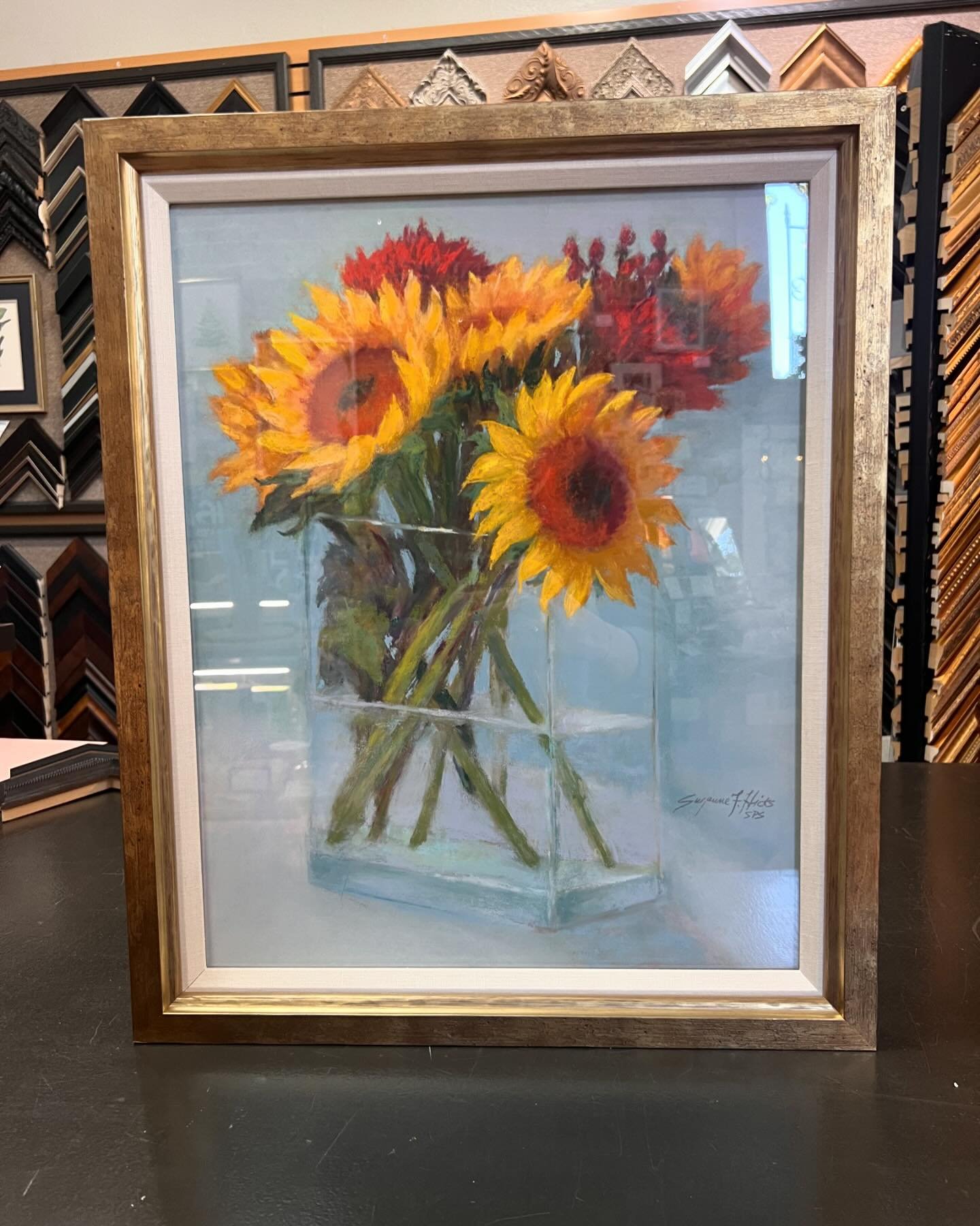 Happy Tuesday! Enjoy these lovely recent framing projects!
Now is a great time to bring in that item you&rsquo;ve been meaning to get framed! We&rsquo;d love to help you through the whole process!

#indigocustomframing #artisanmarket #framinglately #