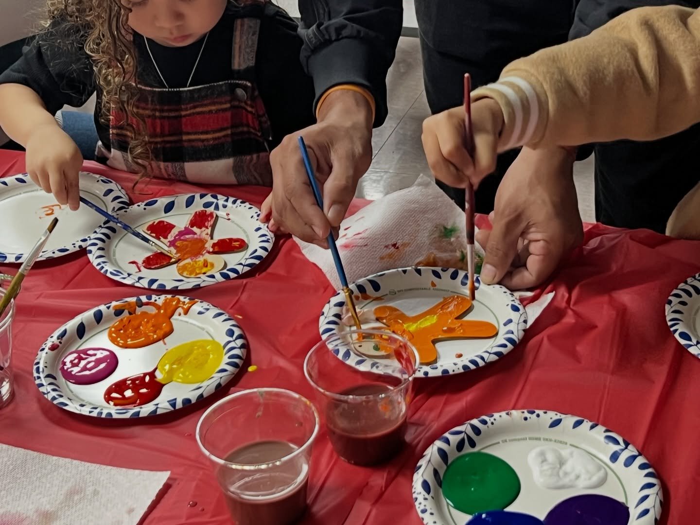 We had so much fun kicking off the holiday season with Cedar Grove Elementary last week! When one of their multilingual teachers reached out earlier in the year asking if we could bring some Indigo Christmas Craft Room magic to their family night we 