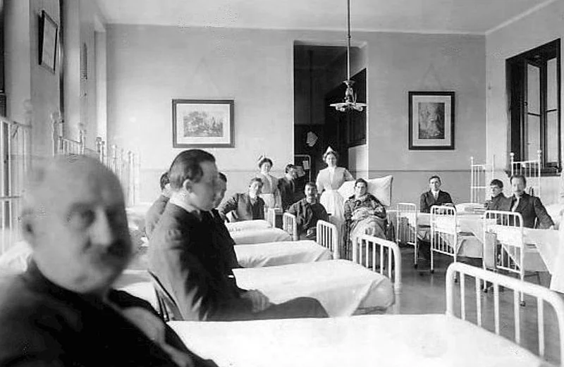 Titanic_survivors_at_St._Vincent's_Hospital_New_York_1912