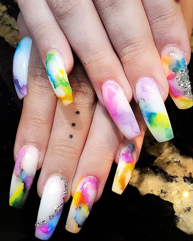 If you want the 🌈, you gotta put up with the rain- Dolly Parton 💥💥💥💥💥 #blacklivesmatter #istandwithyou
#pridemonth #lgbt 🌈 #doyou 
#avante_avl #rainbow
#nails #nailsofinstagram #nailsonfleek #marblenails #trending #tiedye 
#ashevilleartist #as