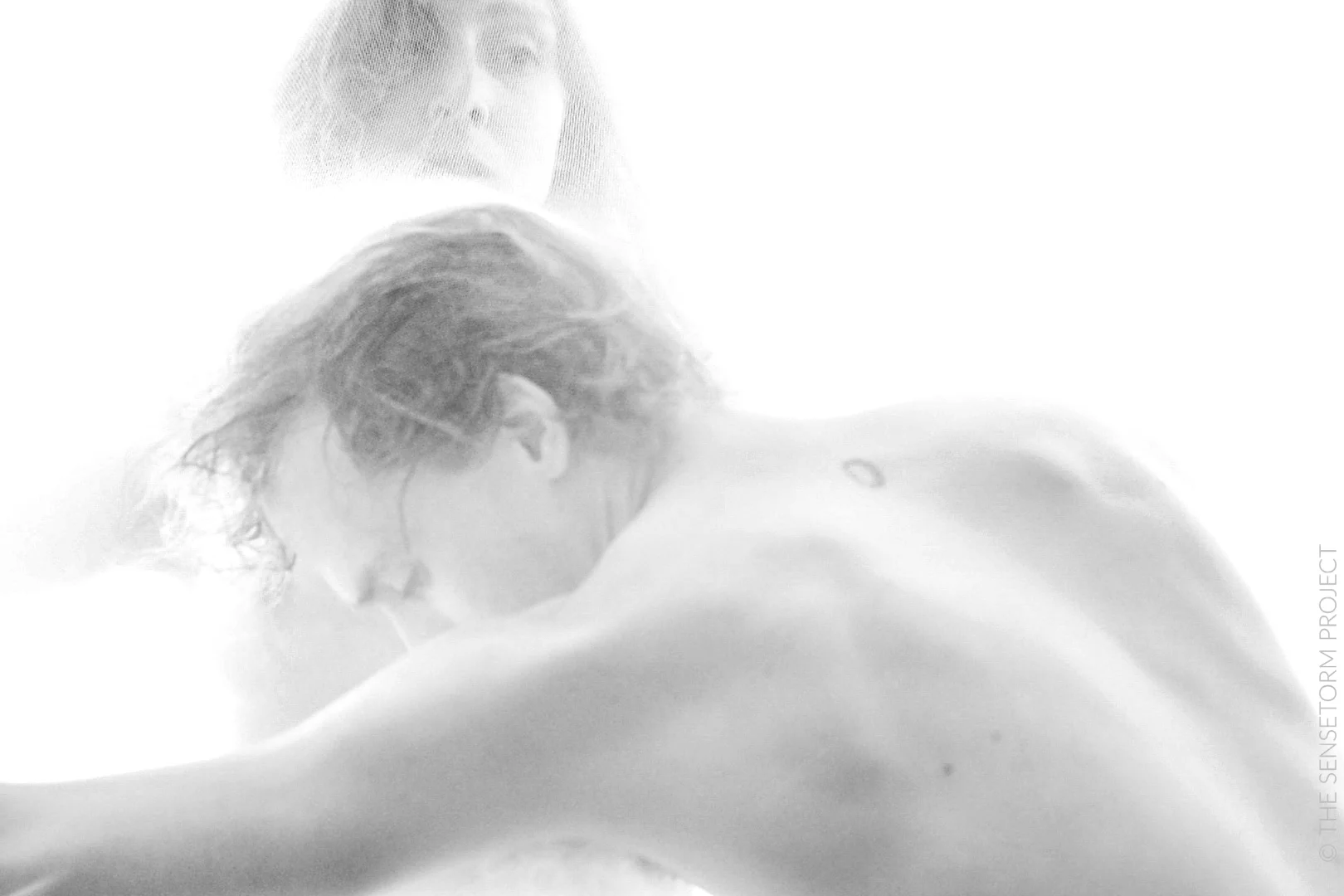 THE SENSETORM PROJECT ETT ANDRA SKINN ”ICONIC” FILM SERIES Actors: Tuva Hildebrand and Thea Garlid Screenshot from video shot by Guido Luciani