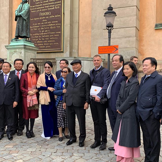 I had the privilige of taking Viatnemese Prime Minister Nguyễn Xu&acirc;n Ph&uacute;c on a tour in the heart of Stockholm this rainy afternoon. The Prime Minister is in Sweden to acknowledge 50 years of diplomatic relations between Sweden and Vietnam