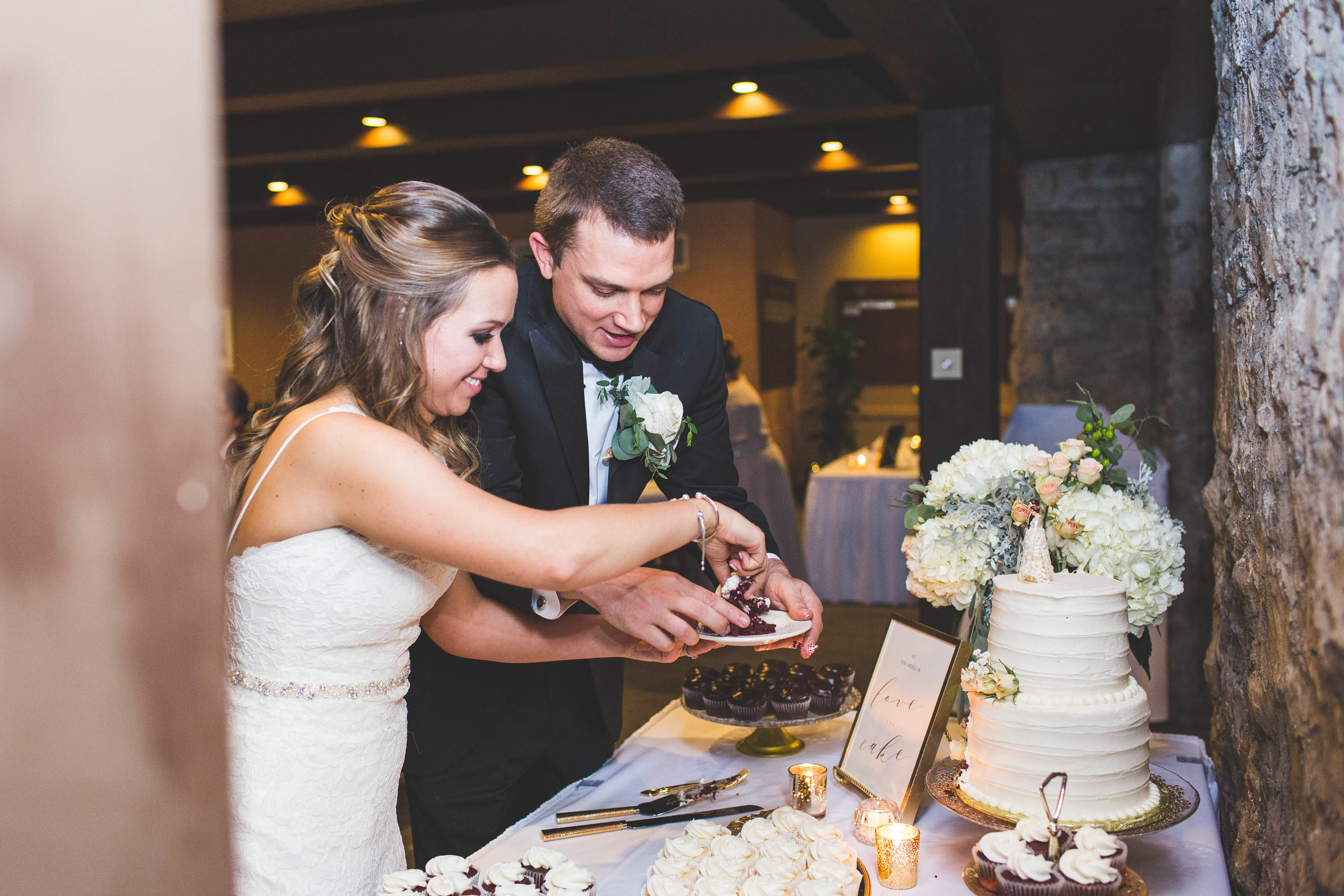 bride and groom cake cutting osu golf club columbus ohio