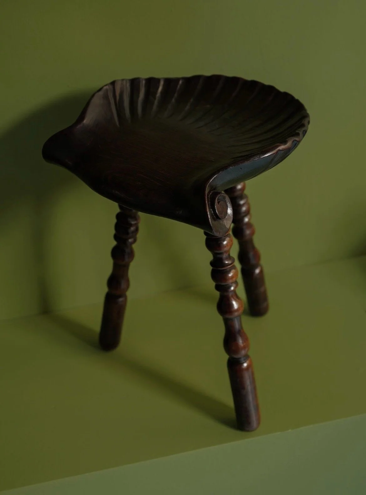 Set de deux tabourets coquille, travail régional