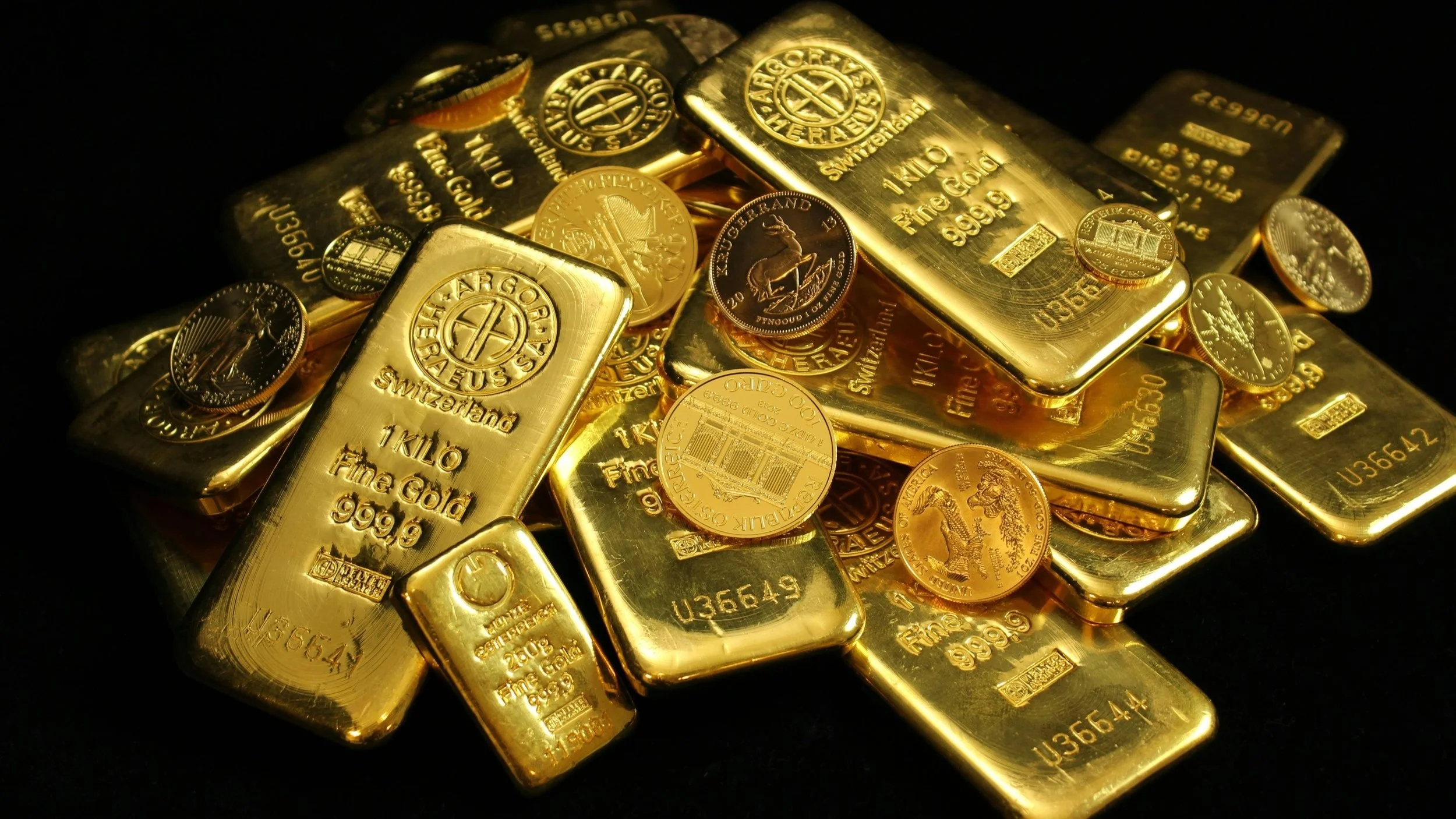 Gold Prices Surge to Record High Amidst Global Uncertainties