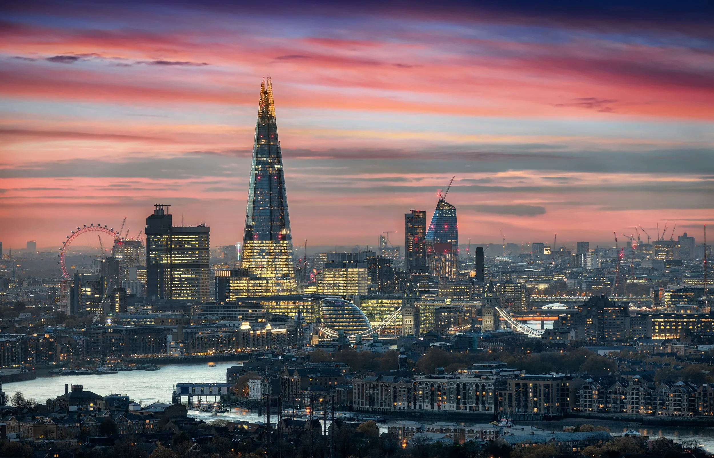 Die beleuchtete Skyline fon London, Großbritannien, am Abend.jpeg