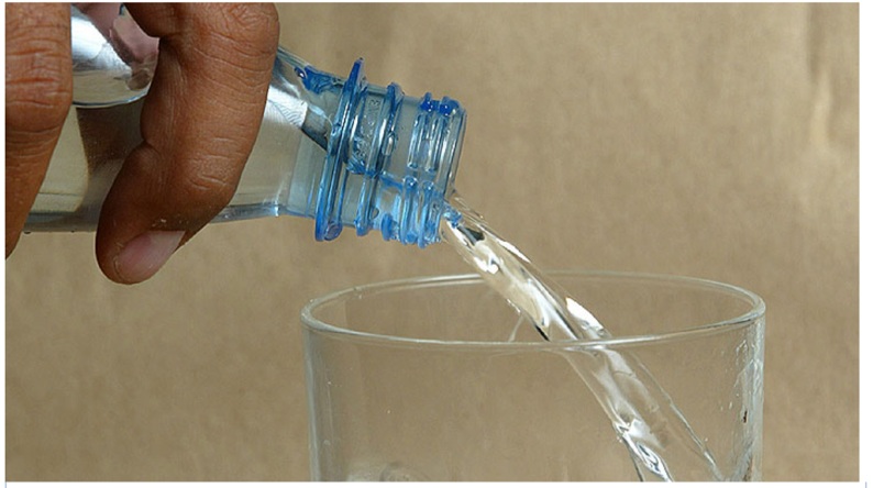 Hallan partículas de plástico en agua embotellada