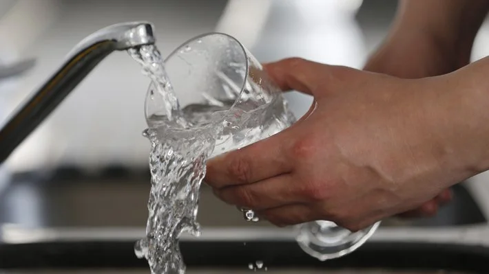 Gravar sobreconsumo de agua: Expertos dicen que idea tiene "lógica" y analizan cómo podría aplicarse 