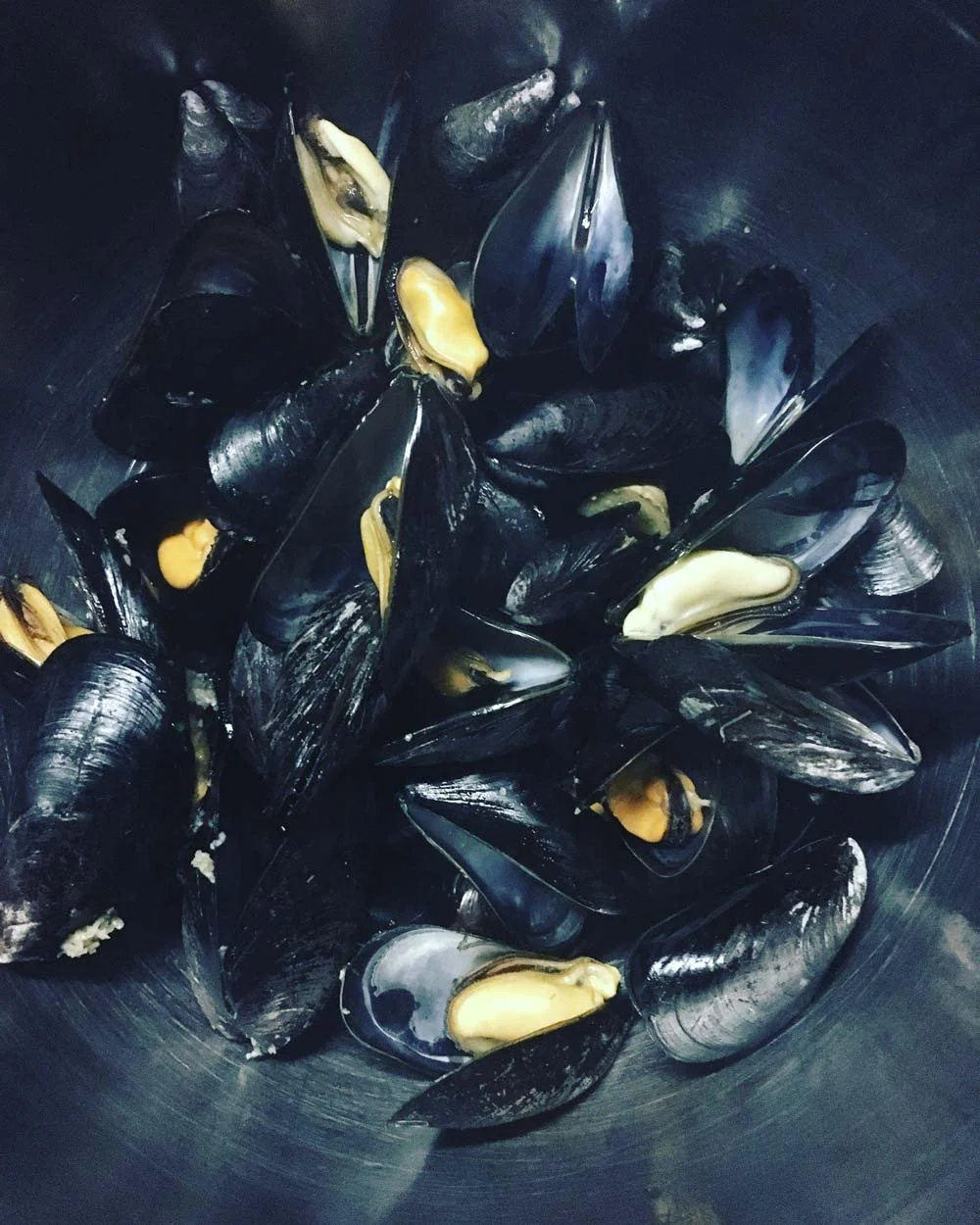 Delicious-Living-Nutrition-Cauliflower-Grits-Recipe_Mussels.jpg