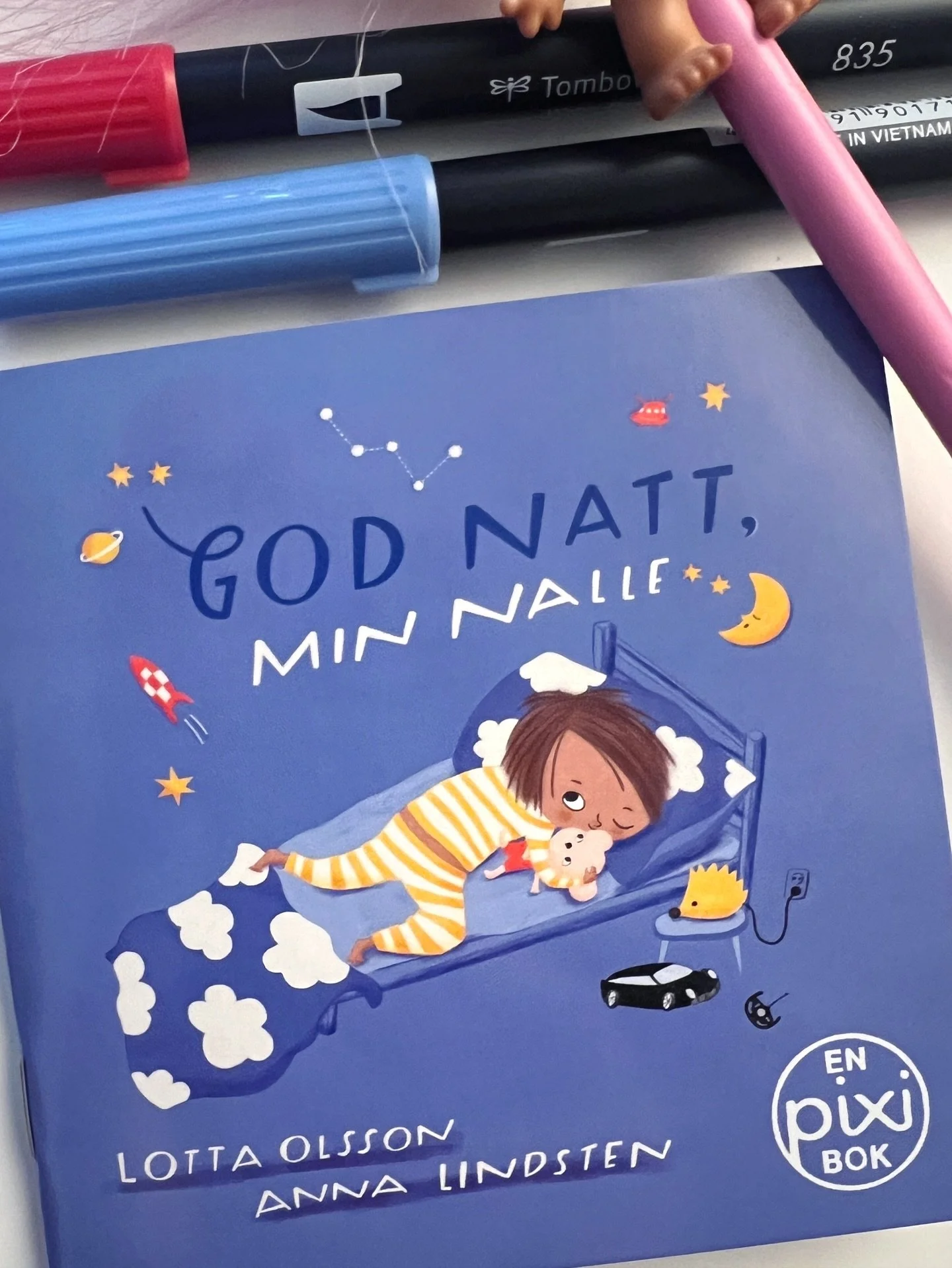 En liten, liten godnattsaga 💤🌛🧸 Nu finns God natt, min nalle som mini i en av luckorna i Pixi adventskalender
.
.
.
#pixikalender #pixib&ouml;cker #pixiadventskalender #godnattsaga #barnbok #bonniercarlsen