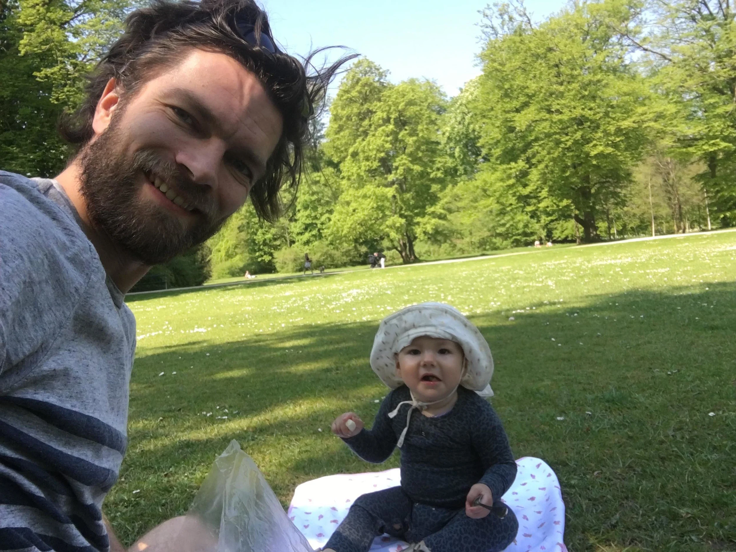 BARSEL LÆRER VOKSEN MAND AT SKIDE