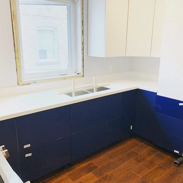 Which do you prefer?

#twotone or #monochrome 
Either way, our tenants love their kitchens!

Shout out to @mykitchcanada for the matte Navy fronts. They look even more amazing in person. 
#topbunproperties #kitchendesign #welcomehome