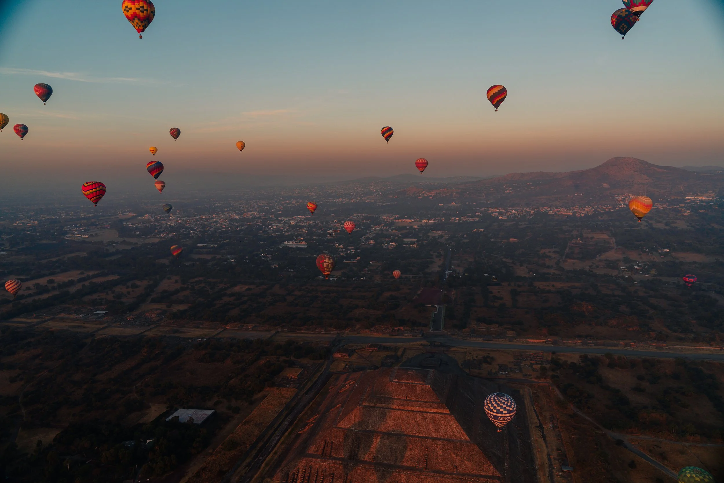 Los Globos sobre las Pirámides de Teotihuacán — Digital Download