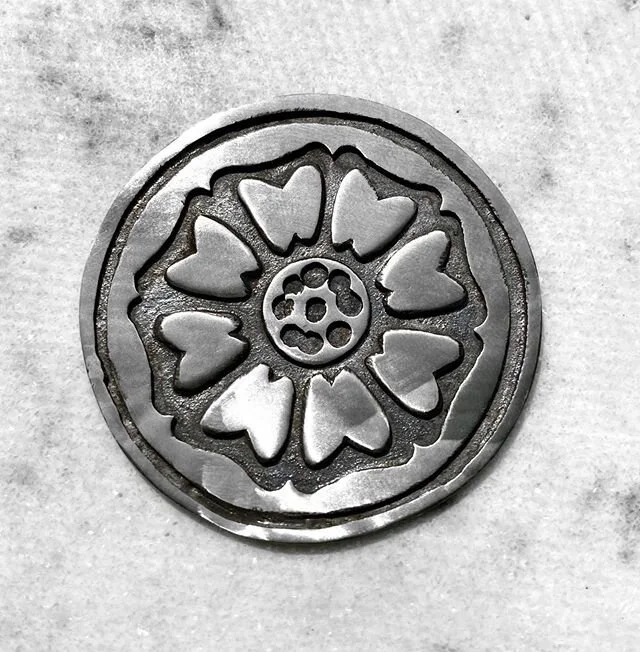 Avatar the Last Airbender inspired: The Order of the White Lotus coin available for pre-order on my website 💚🍵💮
.
.
.
.
#avatarthelastairbender #orderofthewhitelotus #leavesfromthevine #tiktok #metalsmithing #jewelry
