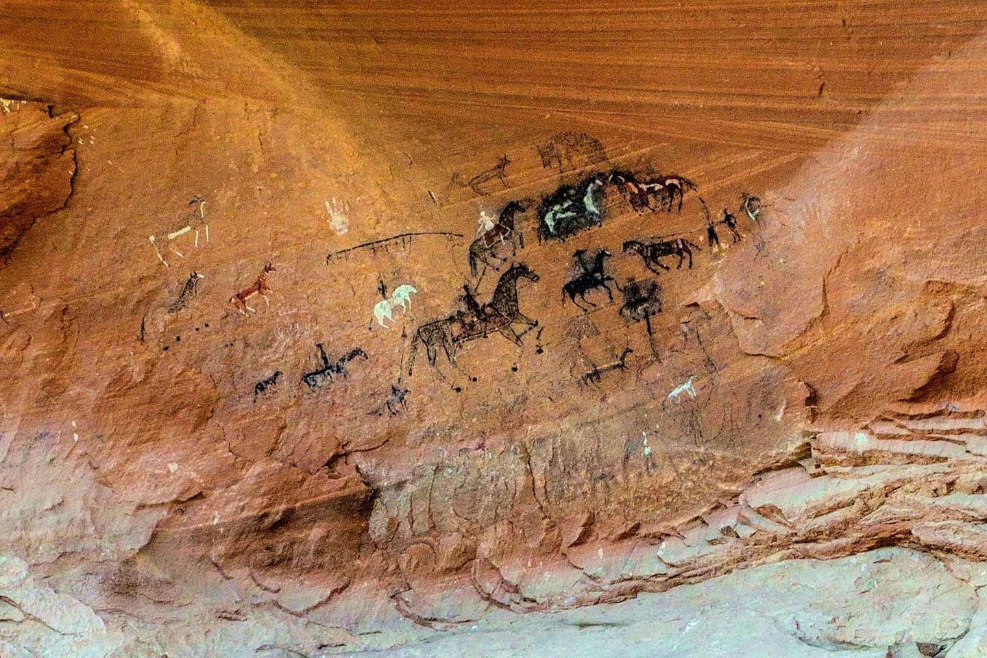 4-DSC_4250-Pictographs-Blue-Bull-Cave.jpg