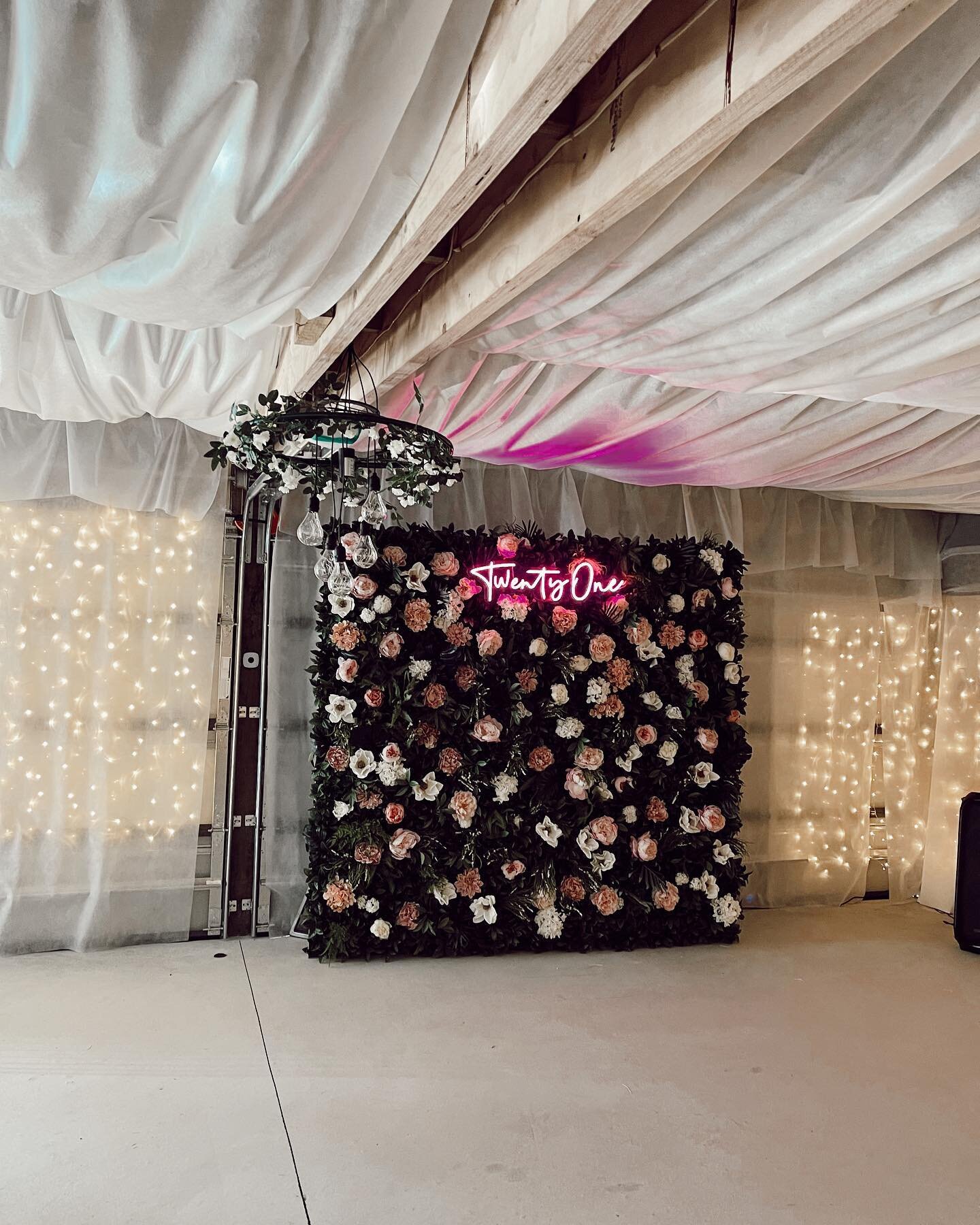 &mdash;&mdash; garage party done right ✔️ 

Talk about a total makeover! When we arrived most of the work was already done to turn this into a dreamy party space &mdash;&mdash; the finishing touch is our floral backdrop &amp; gorgeous neon ✨