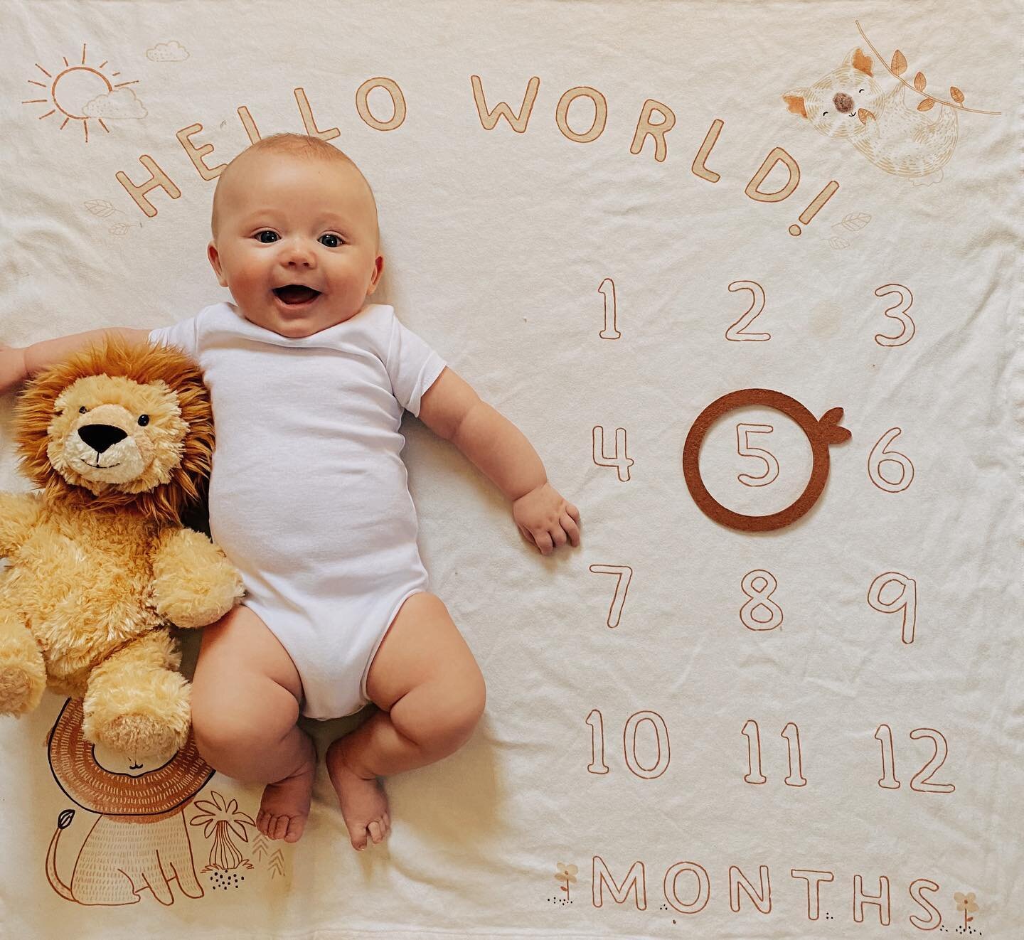 And in the blink of an eye&hellip; we have a FIVE month old!! Something tells me we&rsquo;re going to be spilling over this blanket by month 12 😂

Henri is all smiles &amp; giggles these days. He loves putting everything in his mouth, grabbing his t