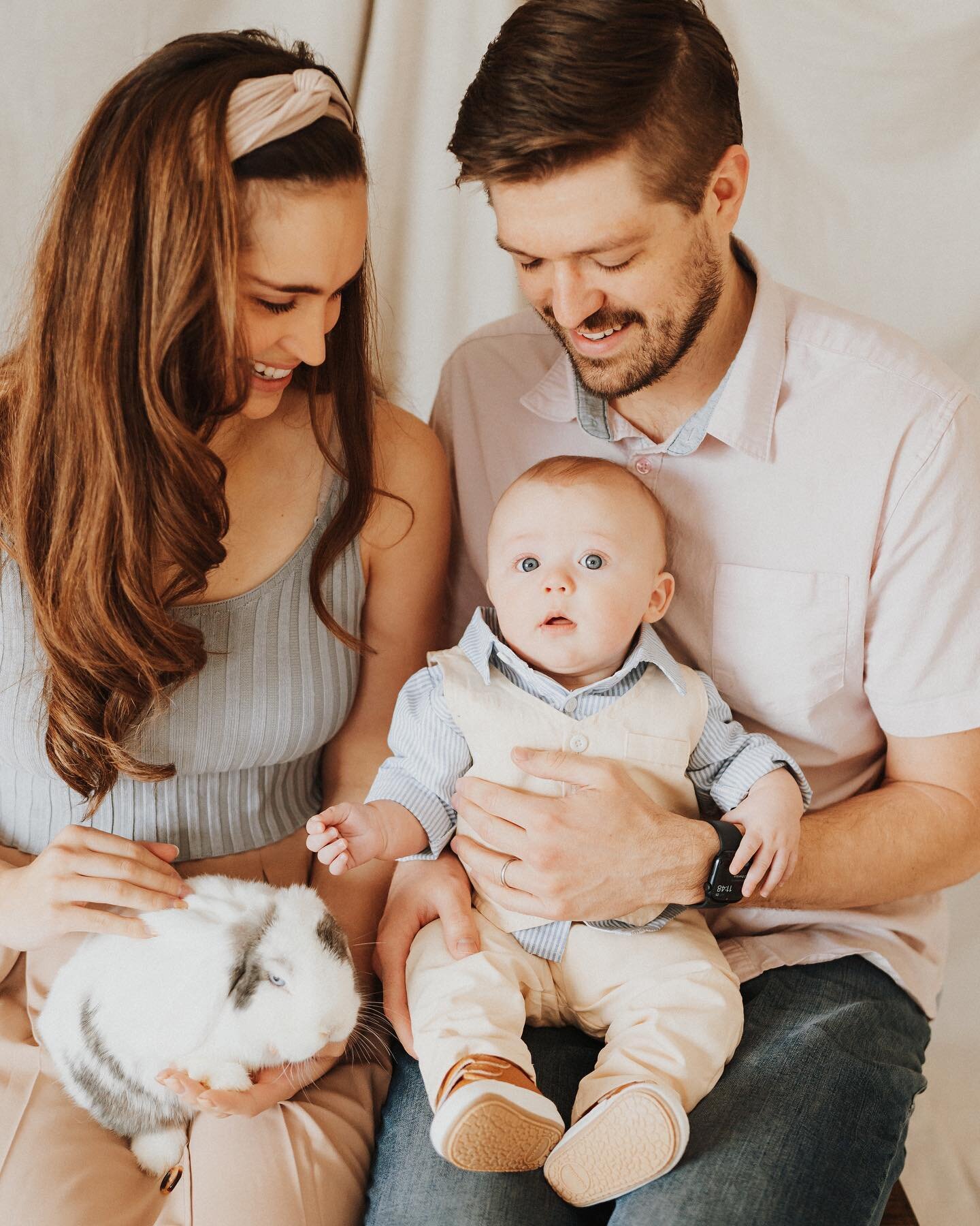 HE HAS RISEN 🕊️Happy Easter from the Justman fam 🤍 Plus a couple cuddly bunnies from this Easter session!! Henny with BUNNIES!? Are you kidding me? Dead. Deceased. 

📸: @savannahalmeida_photo 
📍: @lightandlinennv 

#easter2023 #hehasrisen #hesali