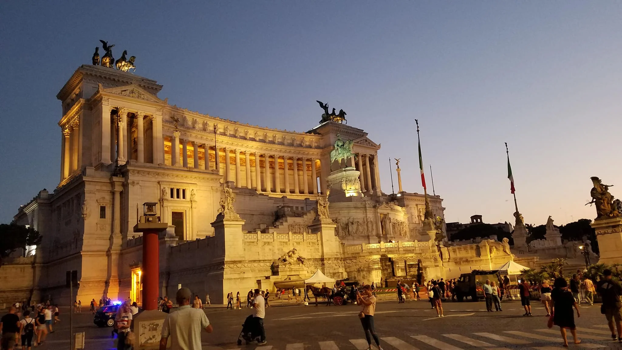 Roma monumento a Vittorio Emmanuele II.jpg