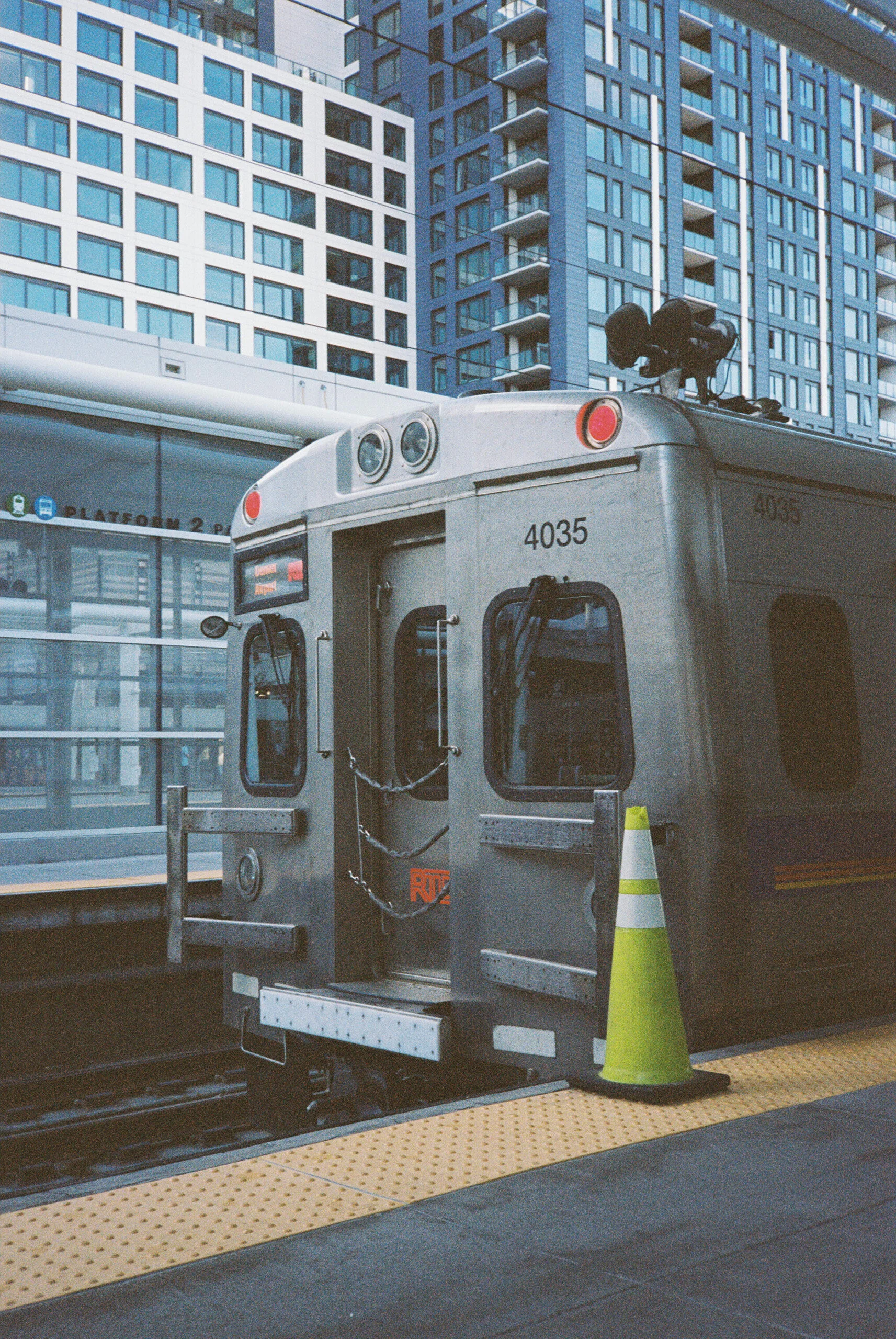1069500-R1-068-32A.JPG