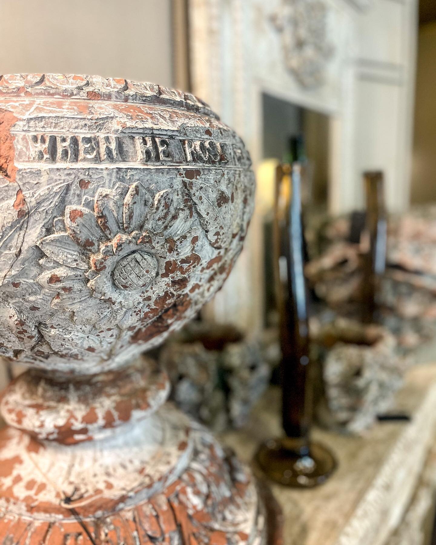 Always looking for flowers! And always finding a happy architectural moment at @circainteriors ! 🌻
.
#interiorobjects #flowers #happy #antiques #architecturalartifacts #texturethursday #interiordesign #shopsmall