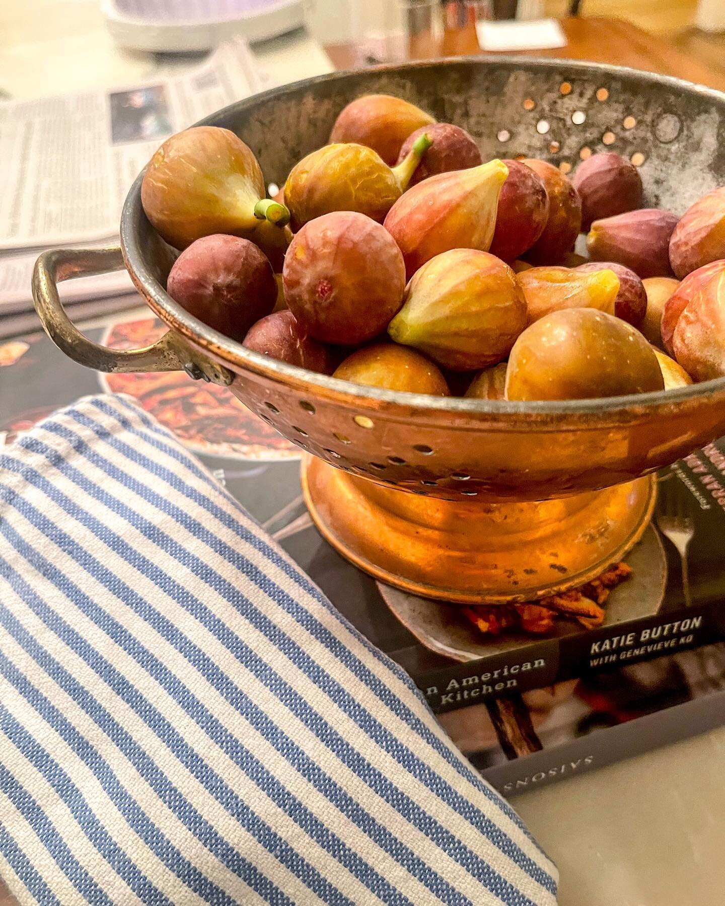 The sweet fruits of summer and friendship 🥰 It&rsquo;s good to be home!
.
.
#figs #summerfruit #friendship #travel #cookbooks #homesweethome #mercibeaucoup 🤍🤍