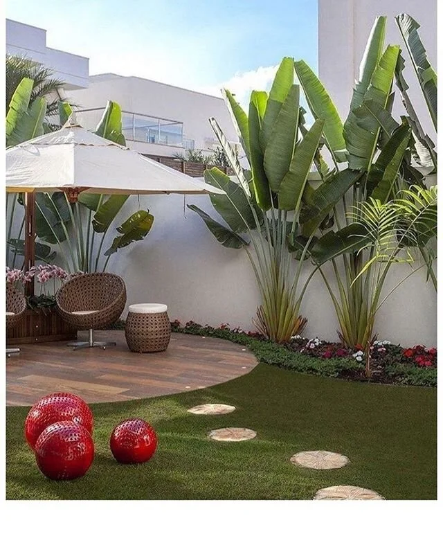 Monday Inspiration: another beautiful backyard keeping it very minimal with an outdoor seating area, lighting and feature planting. The layout and design of this backyard draws your eye towards the outdoor seating area. The curves of the garden beds 