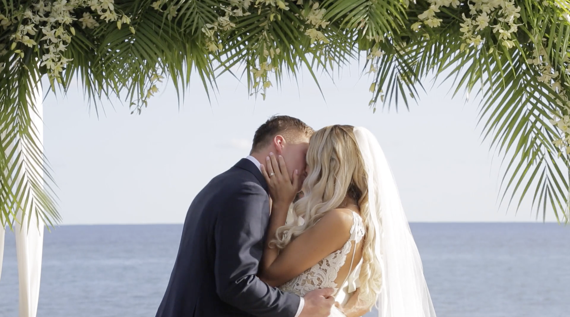 Hawaii destination wedding // First Kiss // Kauai